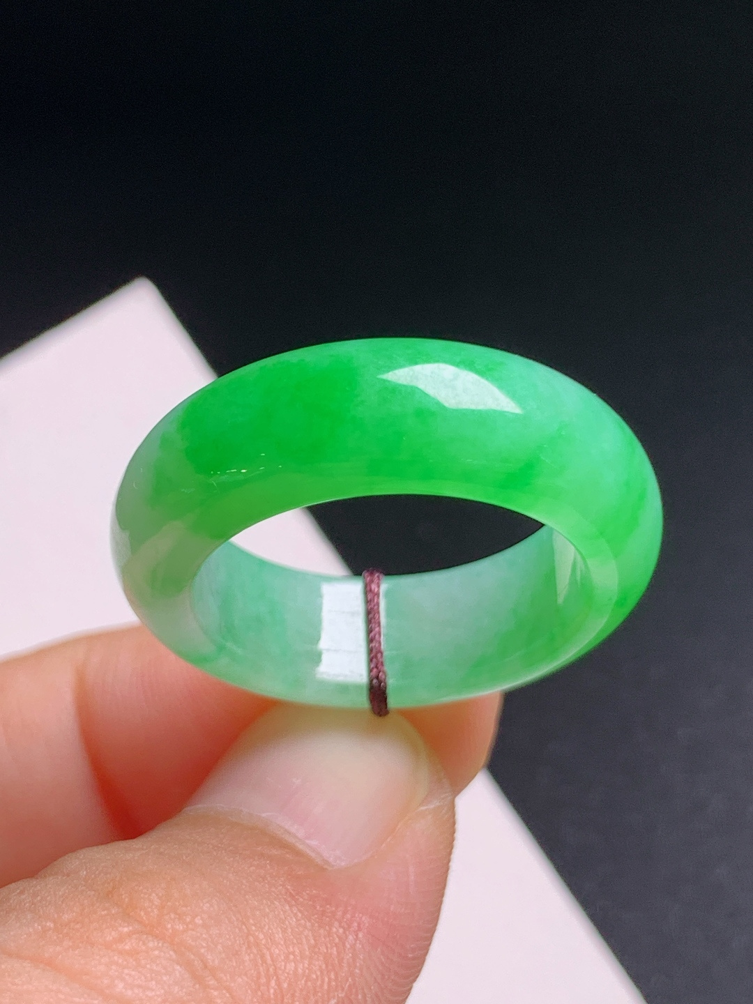冰飘绿指环戒圈，色泽浓郁，玉质温润，贵气显肤