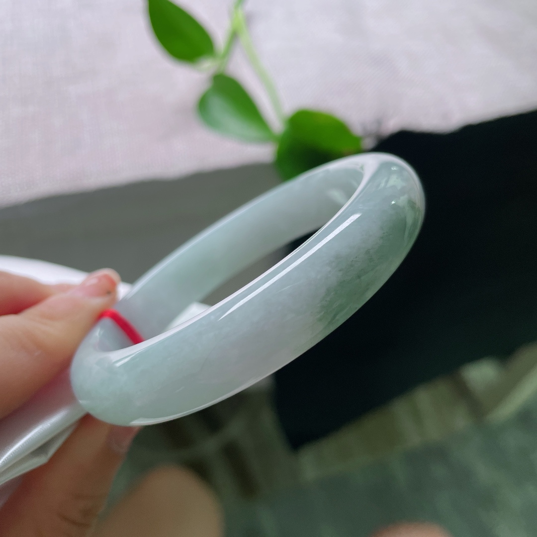 58.6/12.7/8，浅绿底正圈，一抹深色点缀，水润，肉质细腻，简约不简单，一点皮纹，57332a