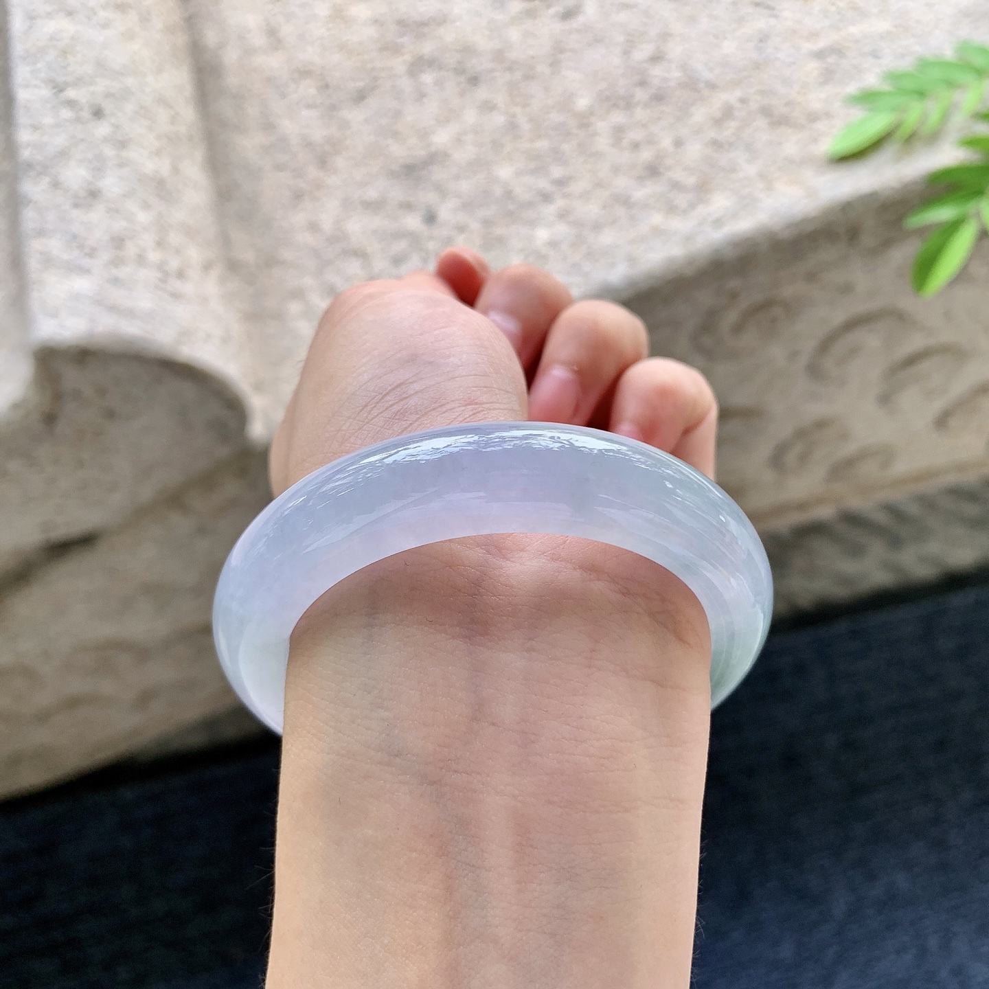 正圈52 53，圈口53.8/12.3/9.4，编码FH081420，冰糯春彩，水润，种老，细腻，无裂。