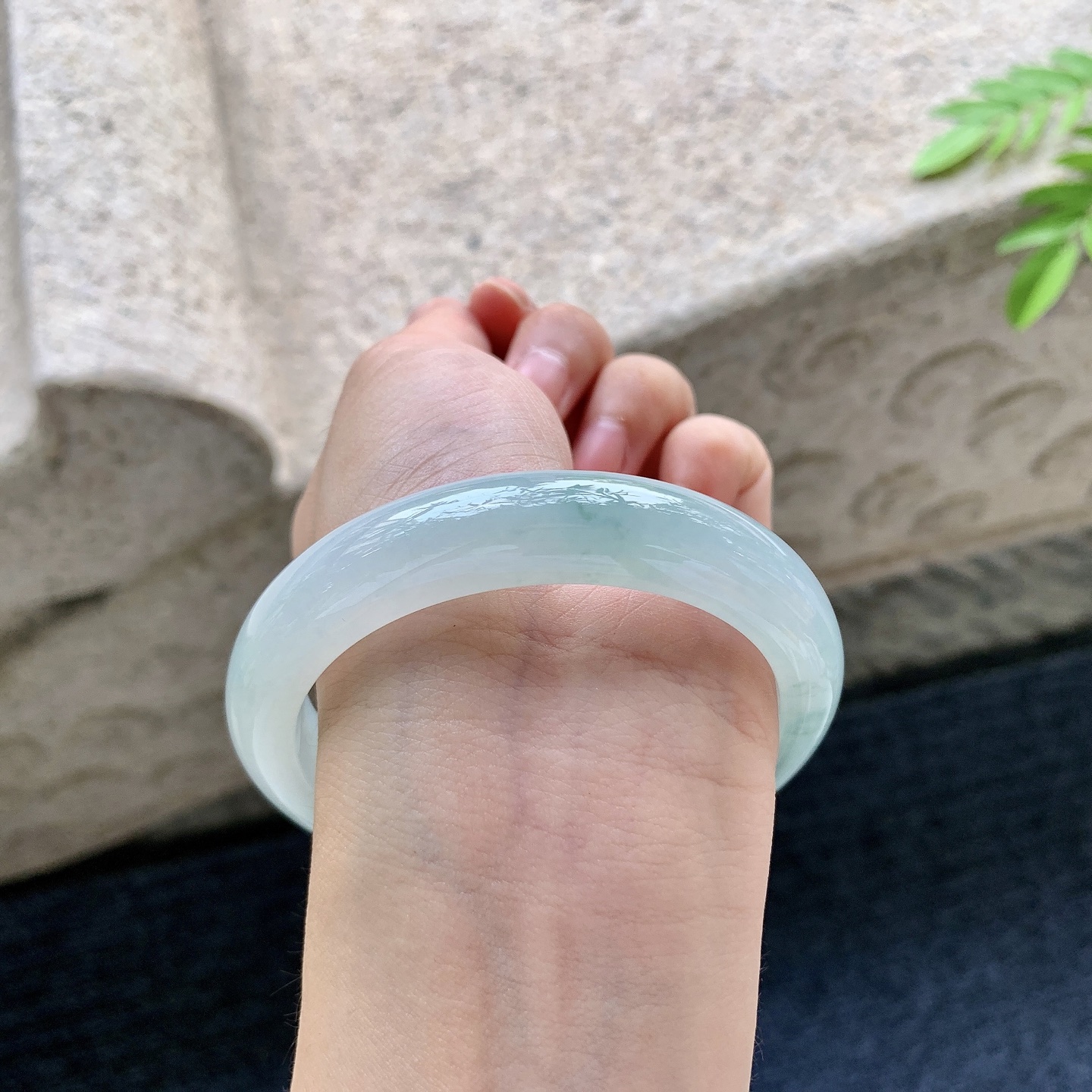 正圈57 57，圈口57.5/12.3/8.8，编码AD081410，冰糯飘花，水润，种老，细腻，无裂。