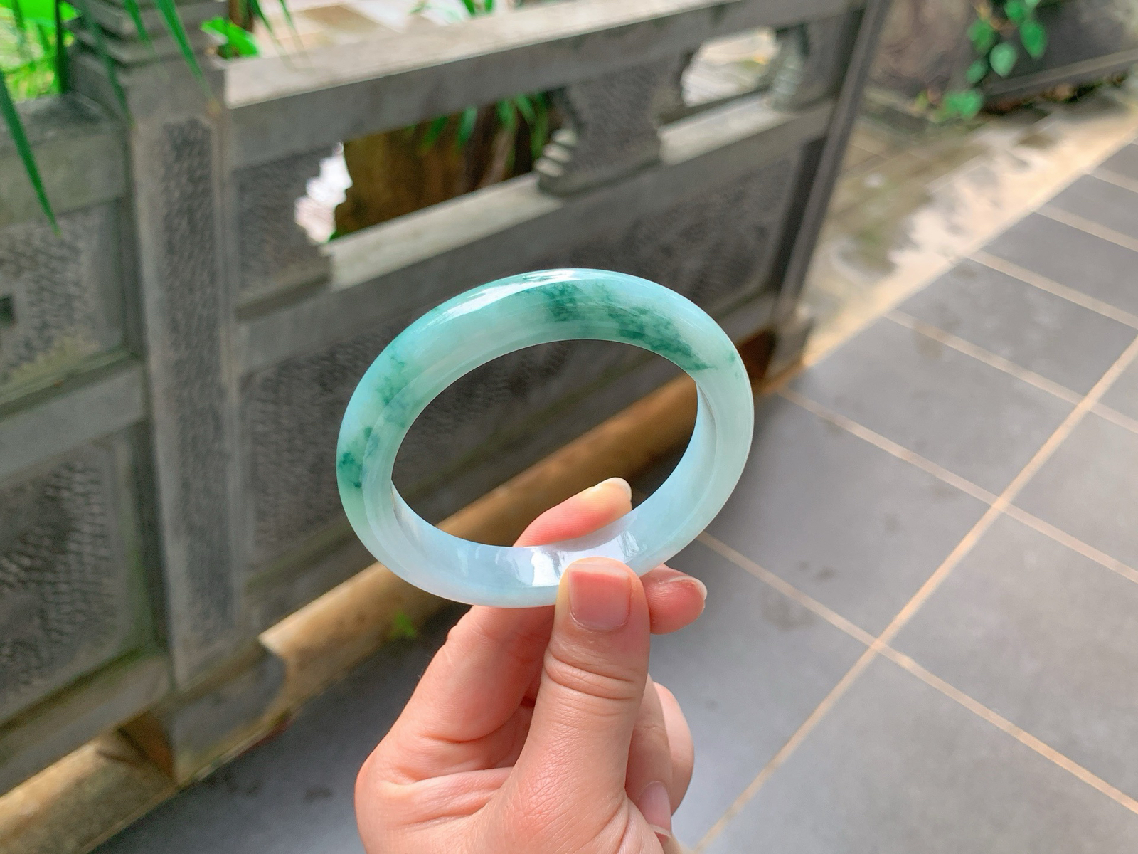 ｜59圈口
冰蓝底飘蓝花正圈
冰润蓝底，丝絮蓝花，清冷水墨感
简约显贵，氛围感绝，性价比放漏，圈