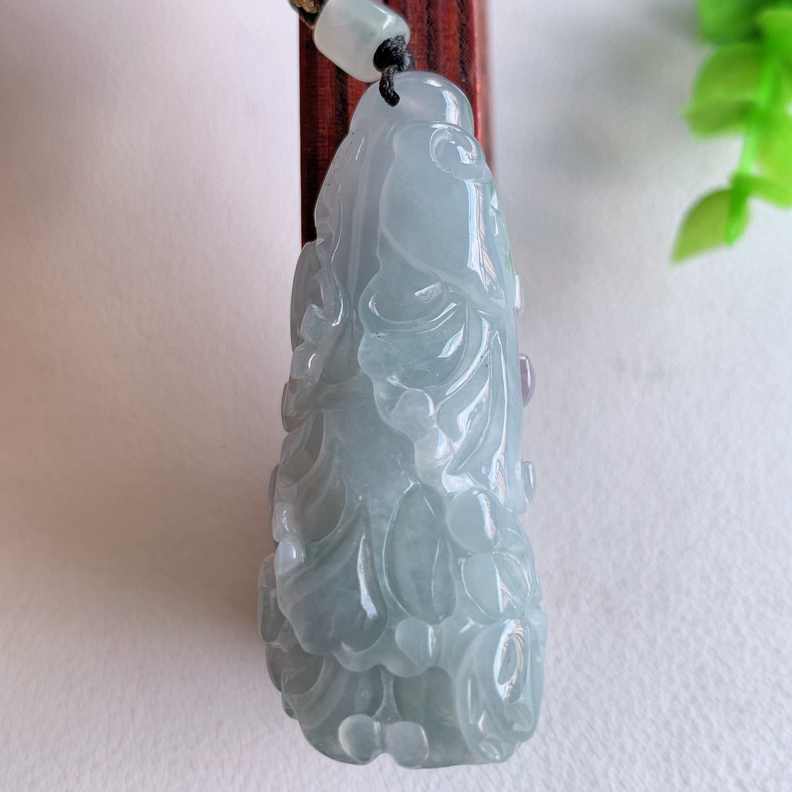 冰润紫罗兰白菜吊坠  玉质细腻，巧雕白菜，叶脉纹理细密，饱和紧密;茎叶粗壮有力，白菜”音通“百财”，“玉”通“遇”，合起来就是“遇百财”之意，寄予事业生活中财源广进，一帆风顺 W415.10 尺寸：48-20.5-13.5mm
