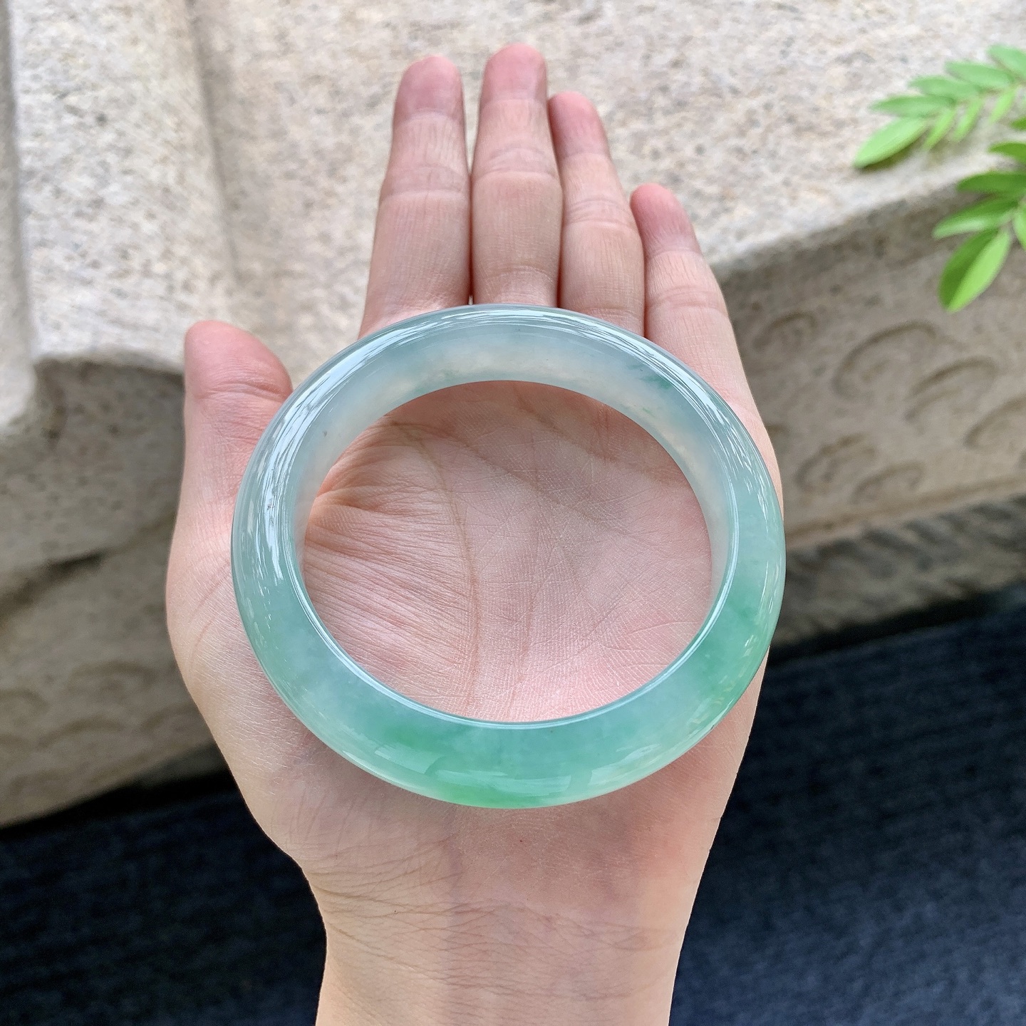 正圈55 56，圈口56.4/12.4/8.6，编码A1081460，描述冰糯飘绿，水润，种老，细腻
