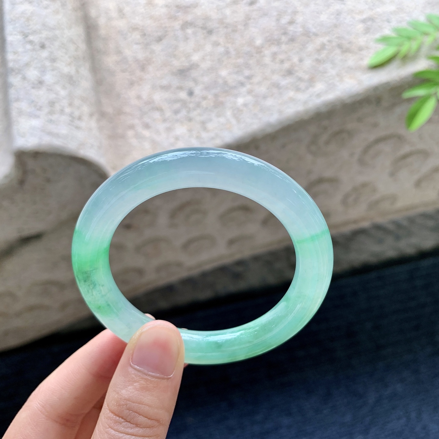 圆条49 50，圈口50.6/9.2/9.3，编码C5081450，描述：糯冰飘绿，水润，种老，细腻，打灯有纹线