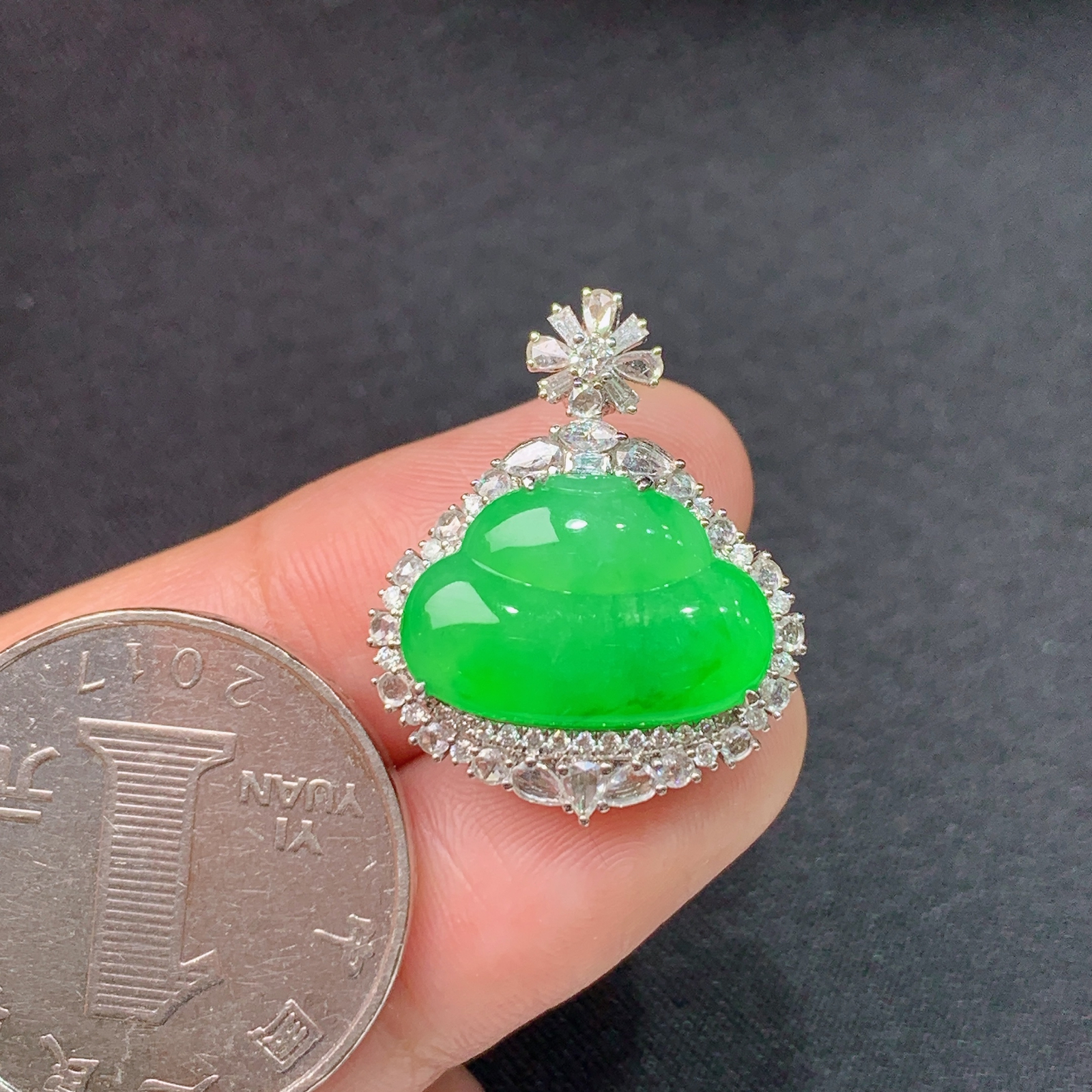 冰阳绿葫芦吊坠，18k金镶嵌，冰润色阳，玉质细腻，种水足，Xl01 尺寸23.8*19.5*8.9