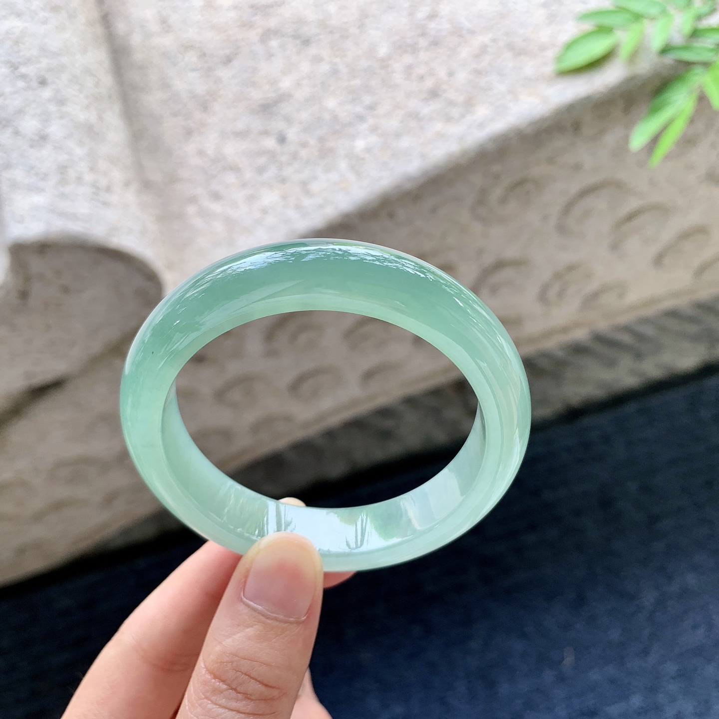 正圈53 54，圈口53.4/12.3/8.1，编码YT080848，糯冰晴绿，水润，种老，细腻，打灯有絮线