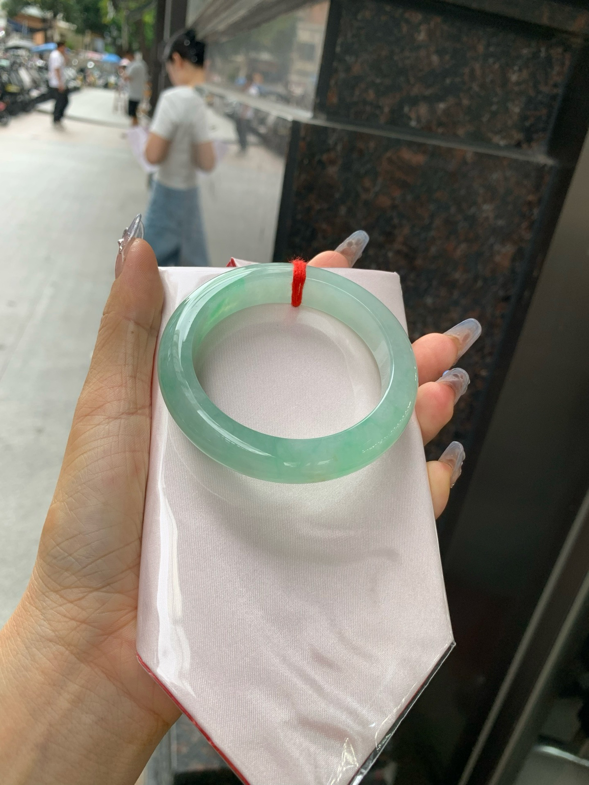 冰飘绿花正圈
55.2-9.1-12.5
0416-N449
无裂，底妆冰润细腻，春风十里不如腕间一抹绿，绿花如春日的嫩草，仙气缭绕，很有意境，古典优雅令人沉醉其中