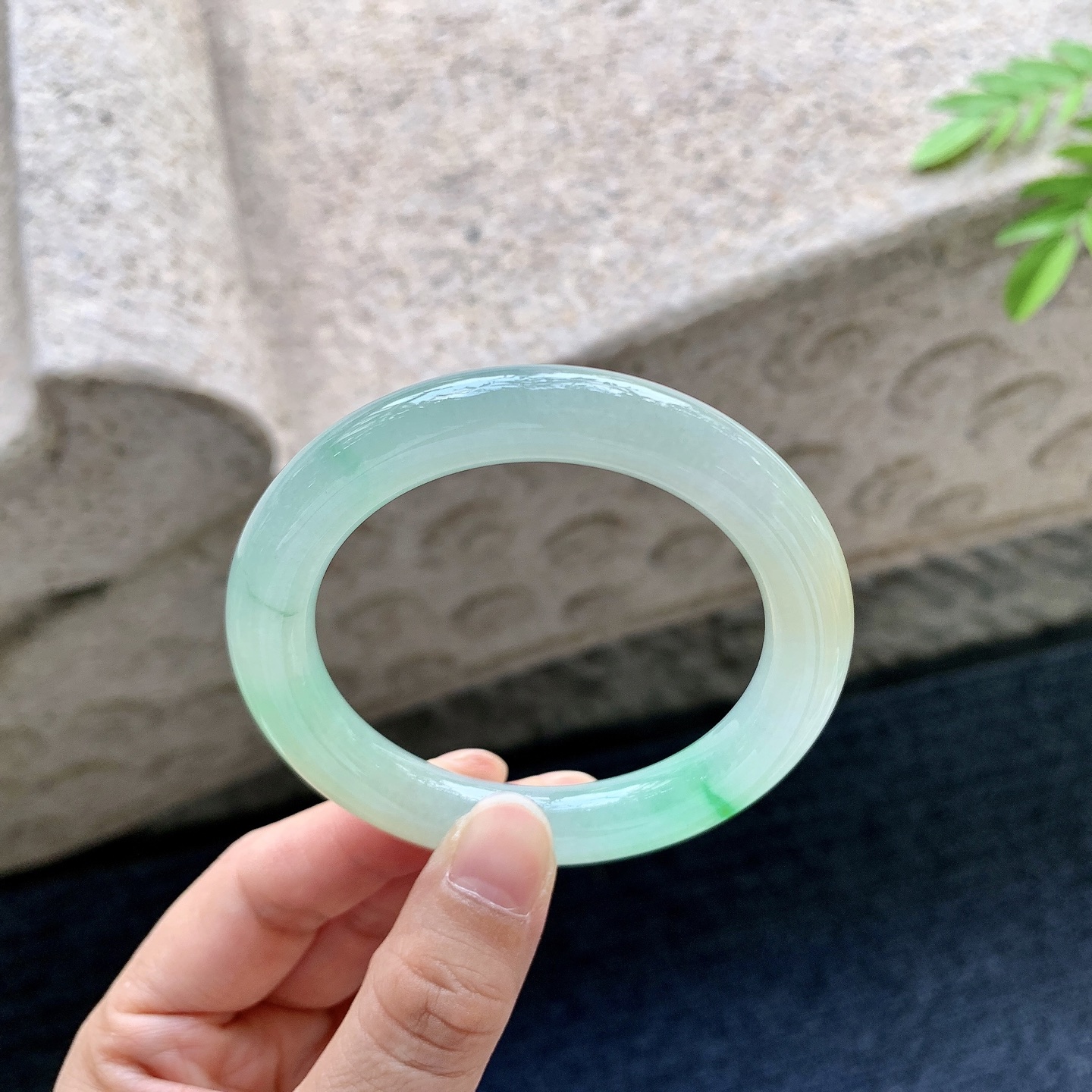 圆条51 52，圈口52.2/9.6/9.5，编码B2081440，冰糯黄加绿，水润，种老，细腻，有棉纹。