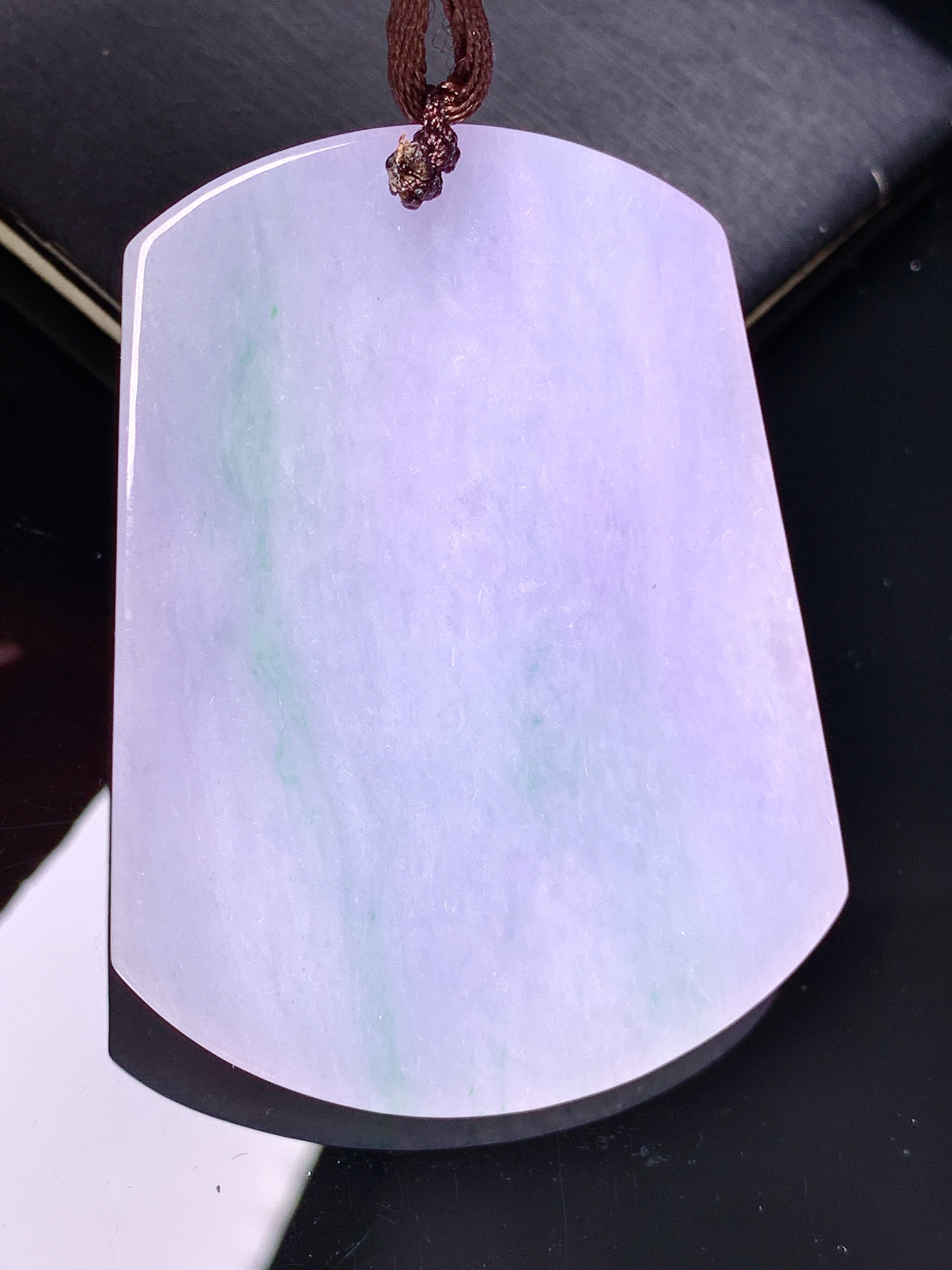 淡紫罗兰飘绿生肖羊吊坠 玉质细腻 色泽艳丽清新 水润亮眼 整体尺寸54.3*41.3*5.3 b2