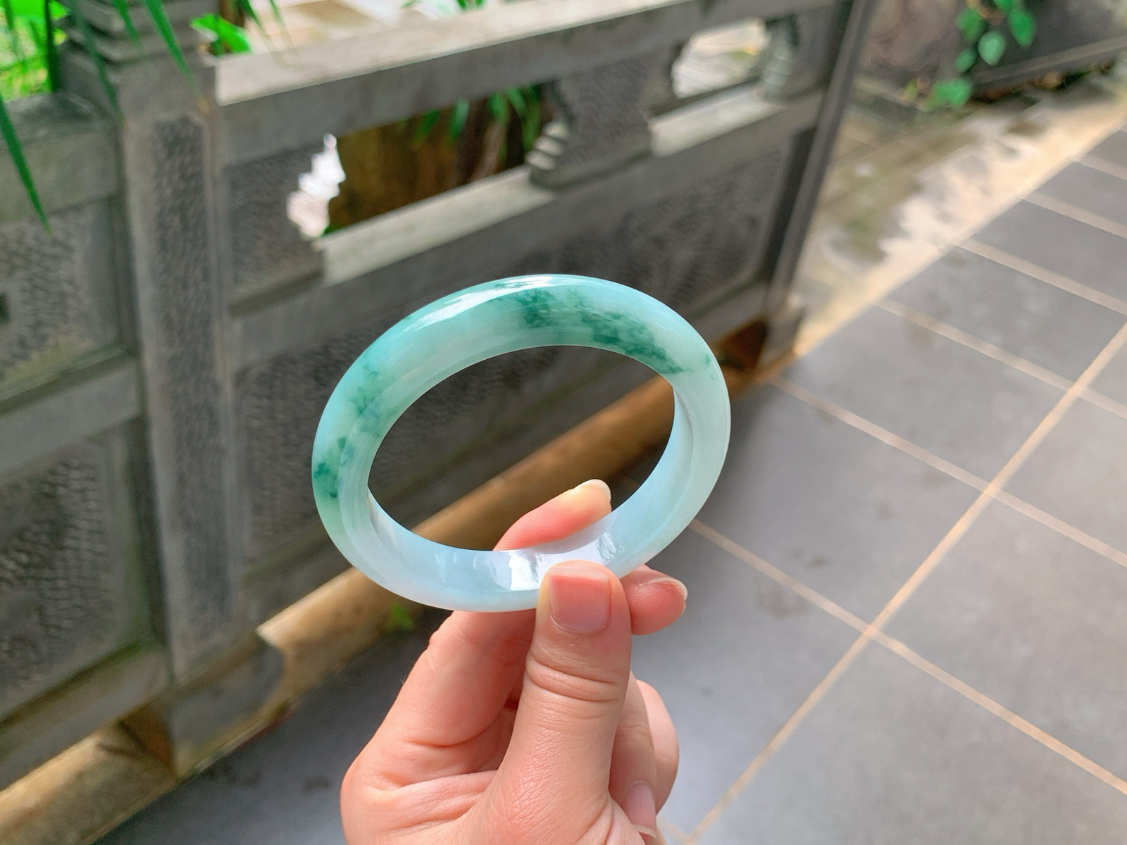 ｜59圈口
冰蓝底飘蓝花正圈
冰润蓝底，丝絮蓝花，清冷水墨感
简约显贵，氛围感绝，性价比放漏，圈口稀缺