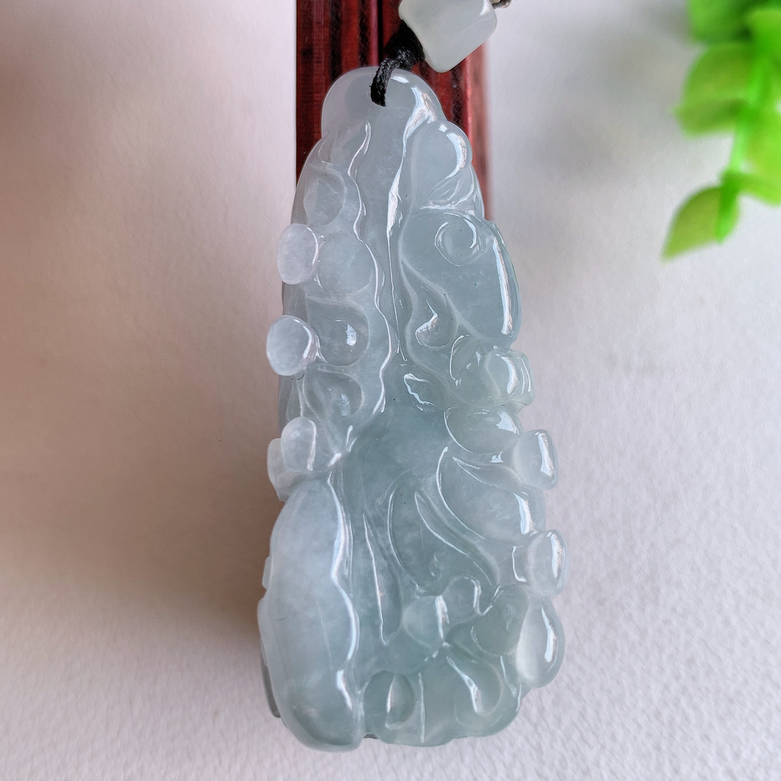 冰润紫罗兰白菜吊坠  玉质细腻，巧雕白菜，叶脉纹理细密，饱和紧密;茎叶粗壮有力，白菜”音通“百财”，“玉”通“遇”，合起来就是“遇百财”之意，寄予事业生活中财源广进，一帆风顺 W415.10 尺寸：48-20.5-13.5mm