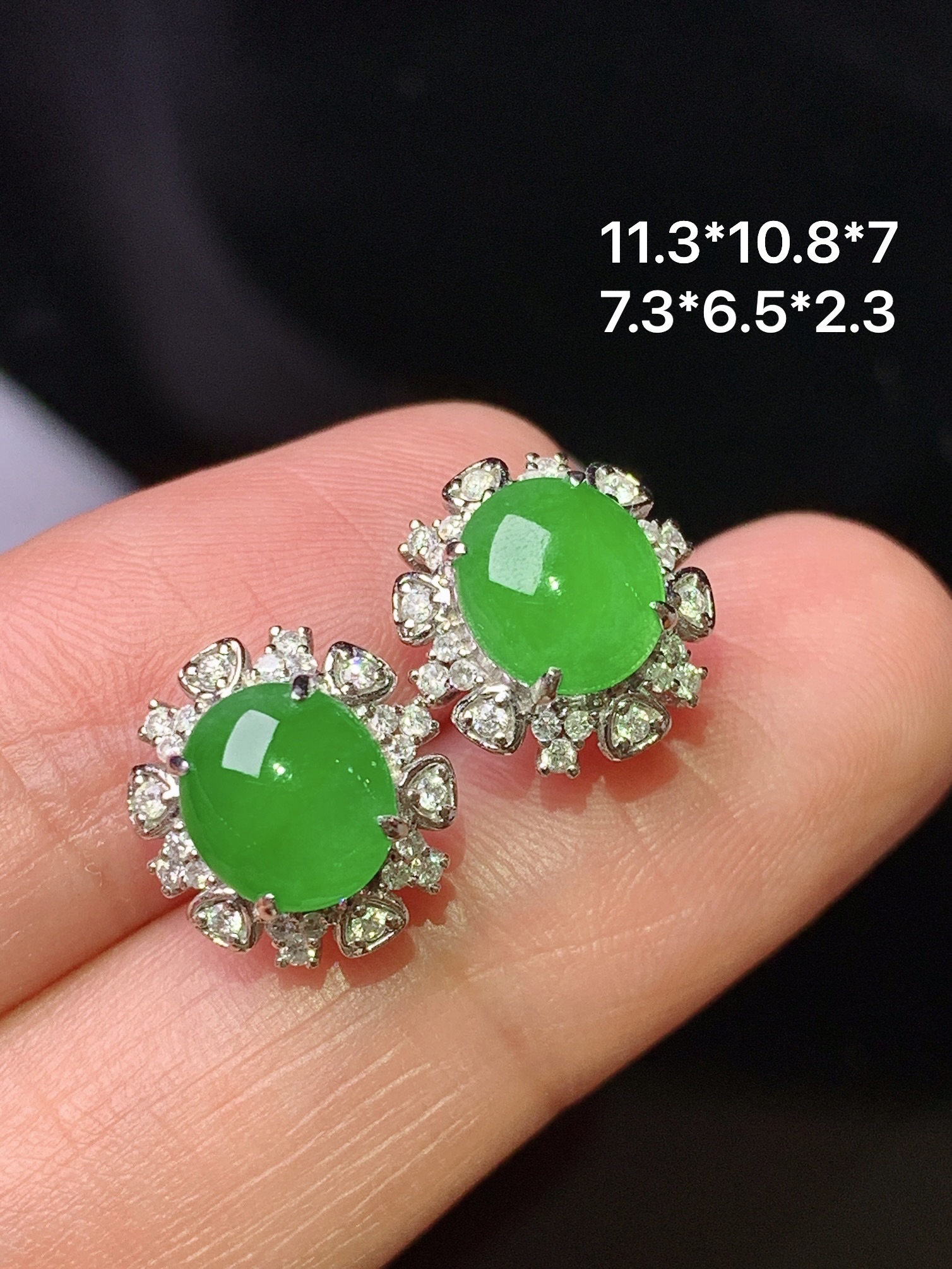 18k金钻镶嵌满绿蛋面耳钉 玉质细腻 色泽艳丽清新 水润亮眼 整体尺寸11.3*10.8*7 L2