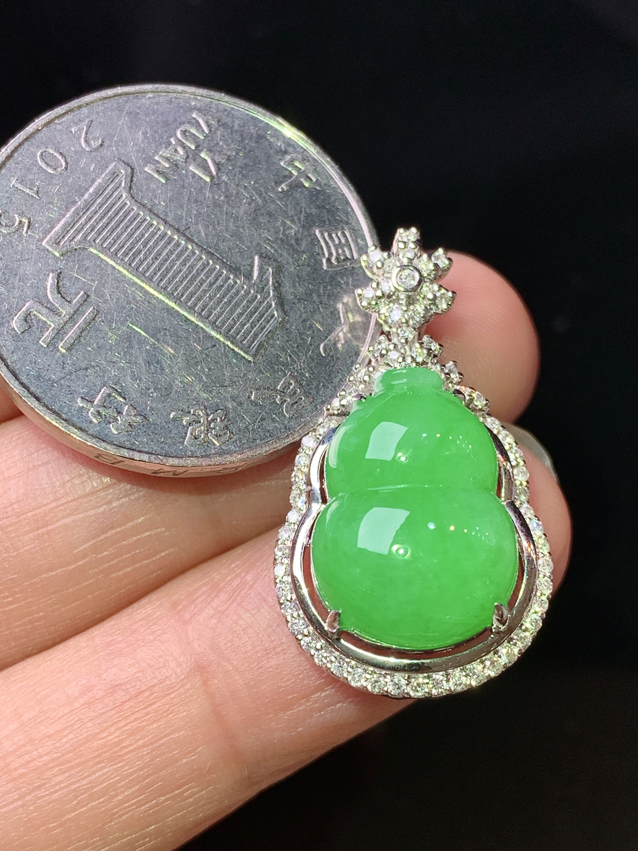 18k金钻镶嵌阳绿葫芦吊坠 玉质细腻 色泽艳丽清新 水润亮眼 整体尺寸27.2*15.5*9.5 z1