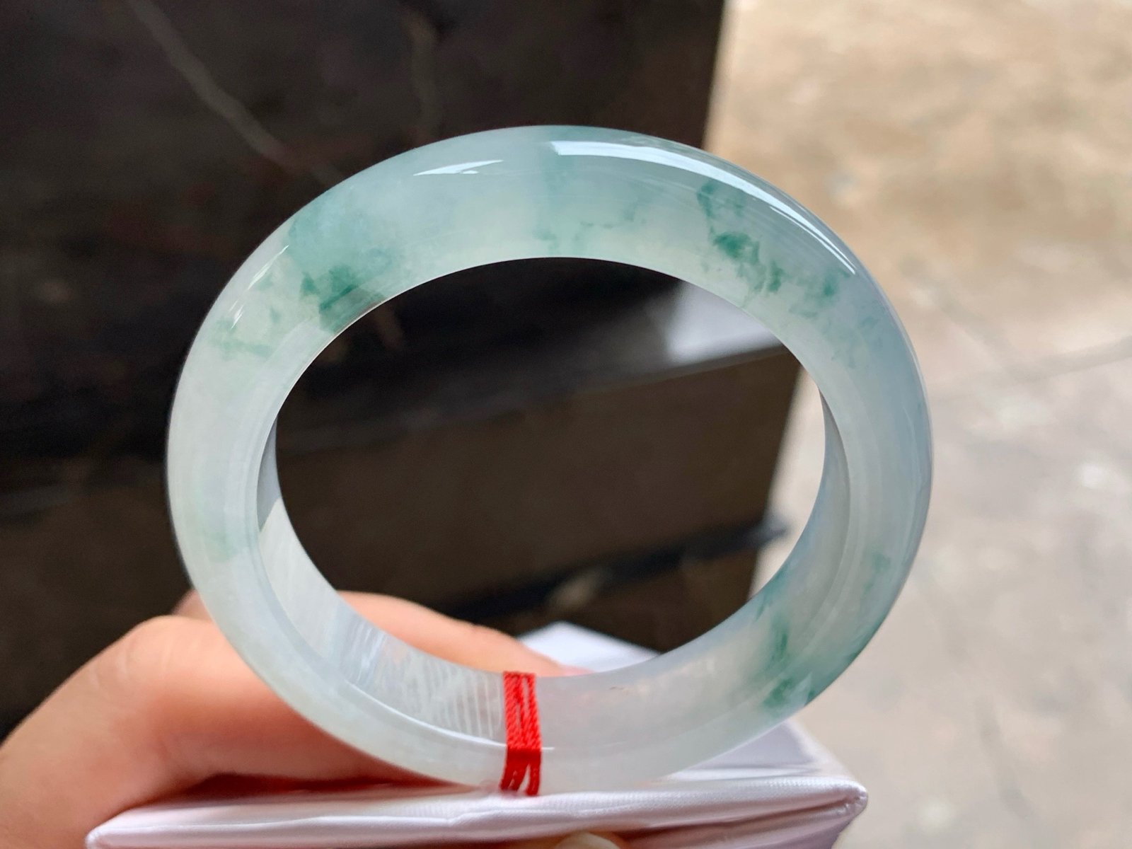 53.4-12.4-8.8
蓝花手镯^_^水润