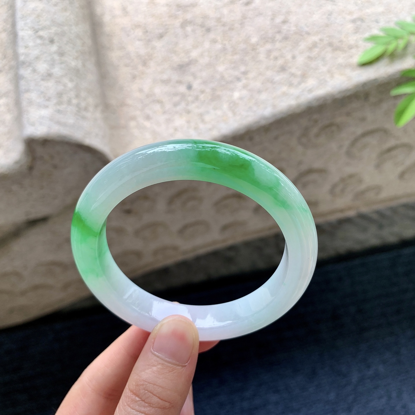 正圈55 56，圈口56/10.8/9，编码YF081432，描述冰糯飘辣绿，水润，种老，细腻，打灯有絮线