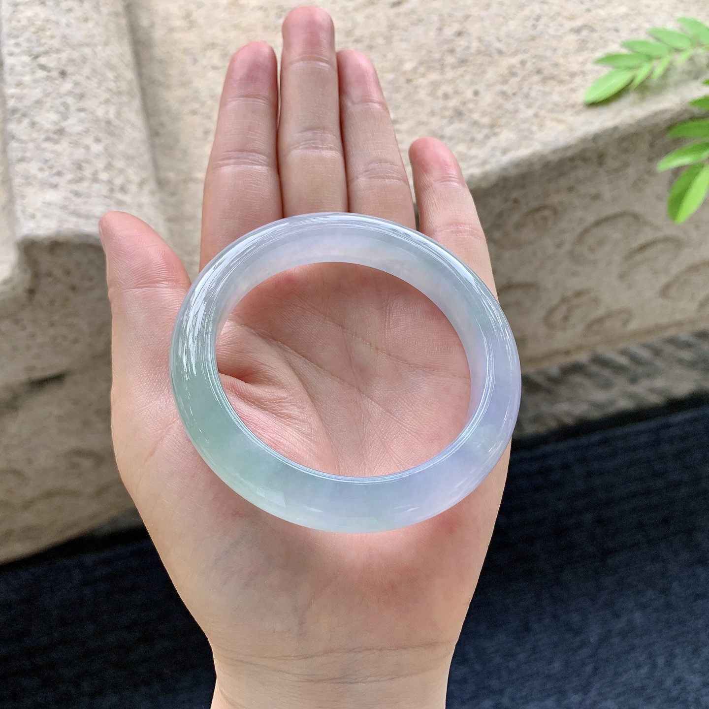 正圈52 53，圈口53.7/11/8.7，编码G3081406，描述冰糯春彩，水润，种老，细腻，无裂。