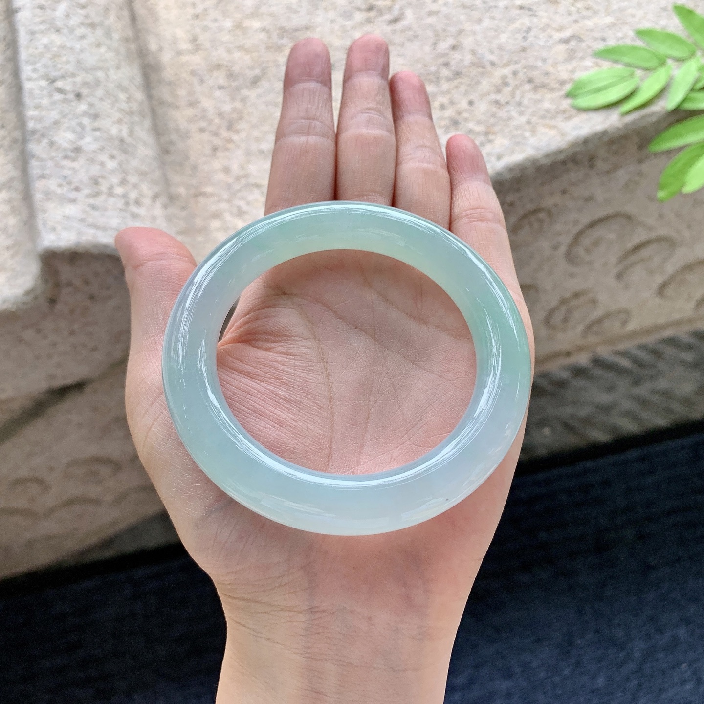 圆条54 55，圈口55.4/10.8/11，编码DW062623，冰糯晴绿，水润，种老，细腻，无裂。