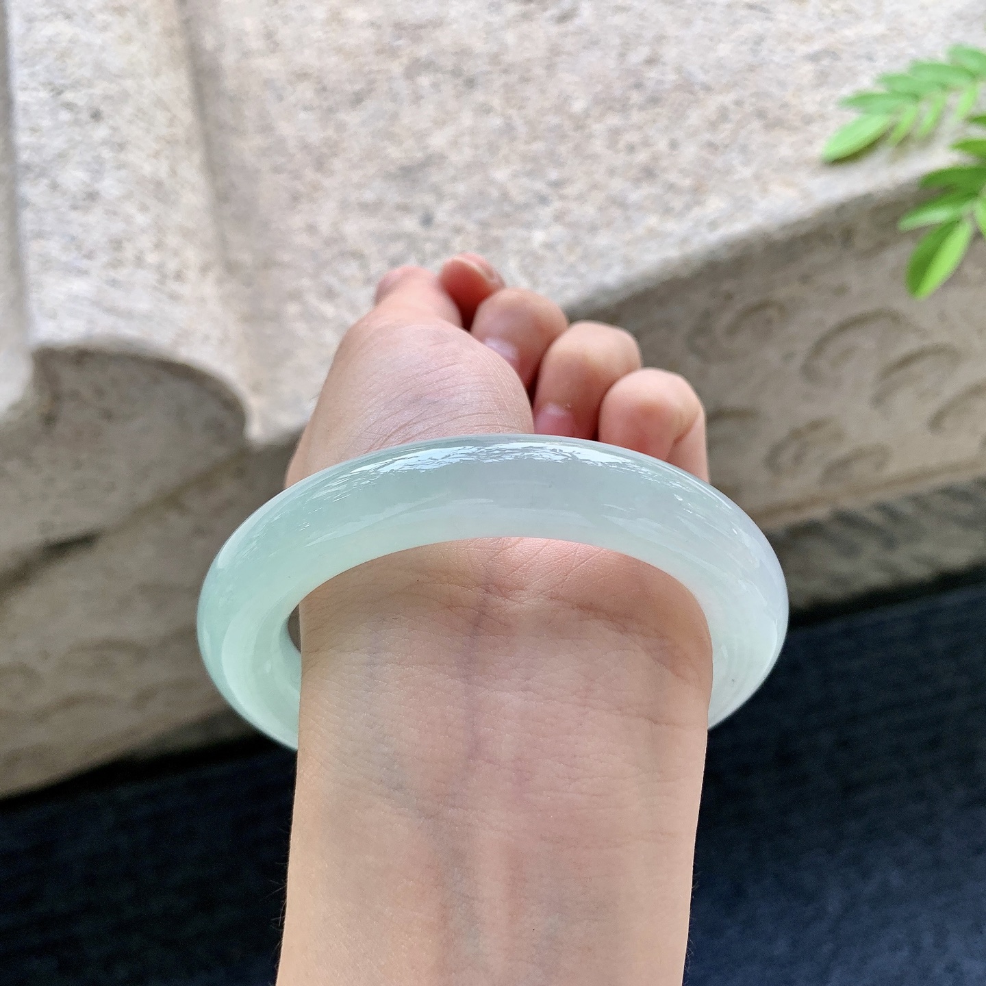 圆条56 57，圈口57.6/11.6/11.6，编码FH081418，冰糯晴底，水润，种老，细腻，无裂。