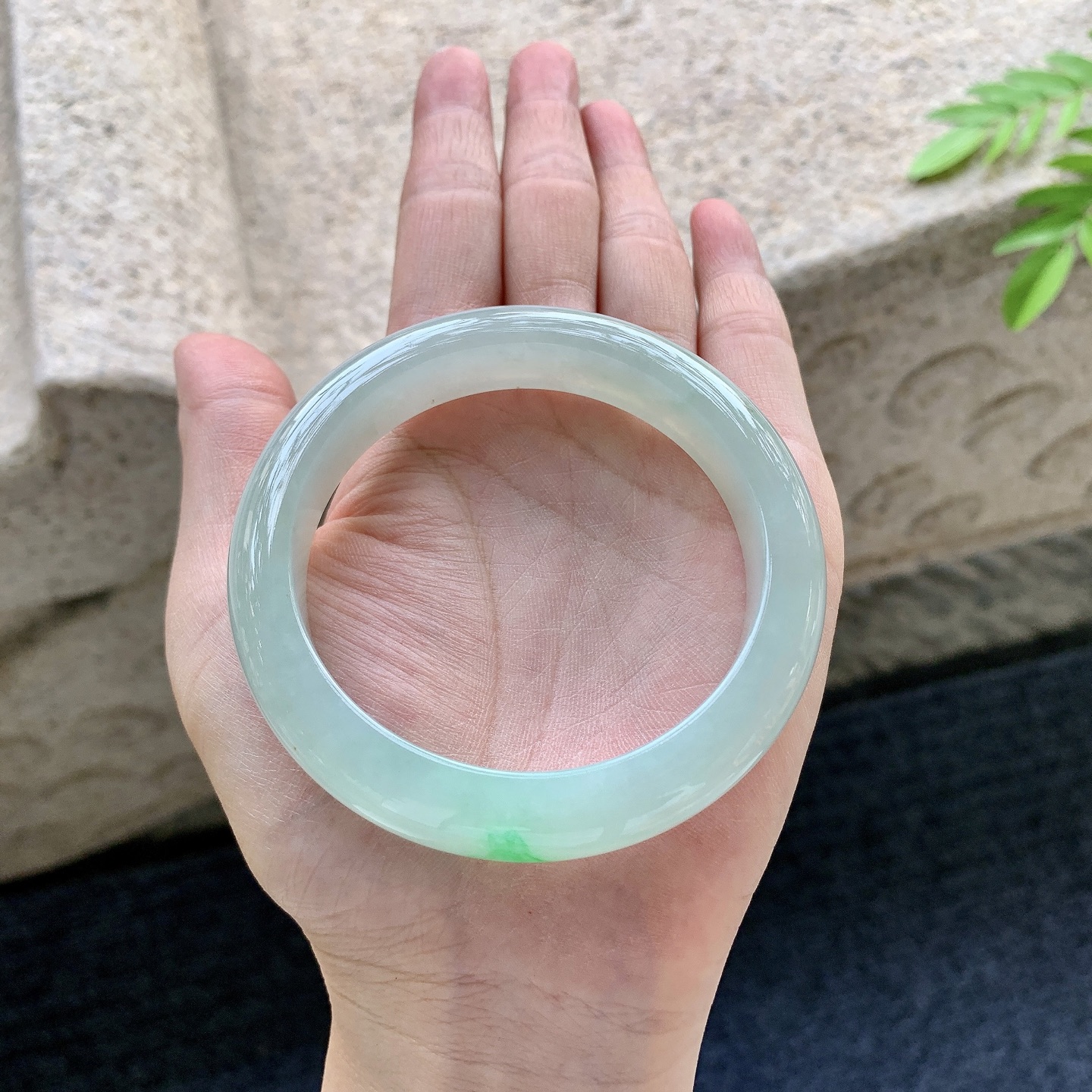 正圈55 56，圈口56.4/12/8.8，编码YF081424，描述：糯冰飘绿，水润，种老，细腻，打灯有棉线