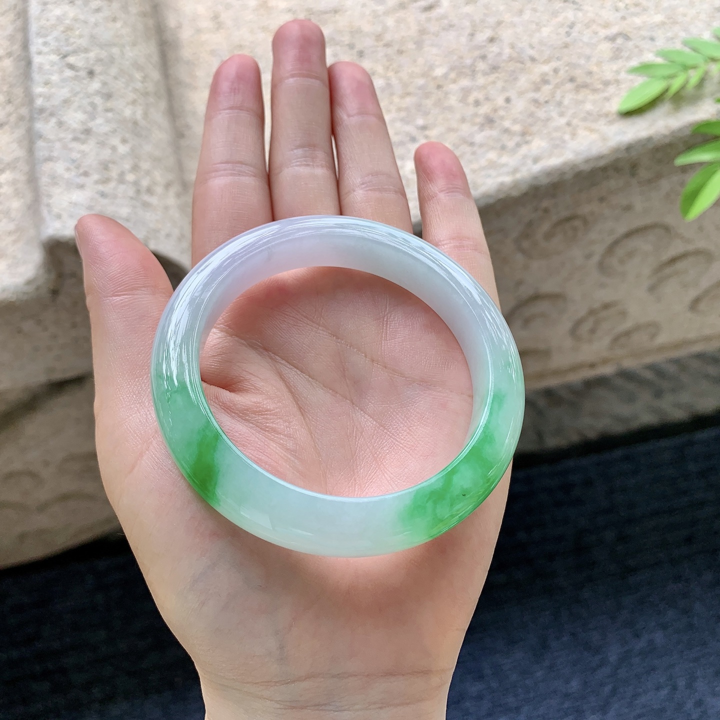 正圈55 56，圈口56/10.8/9，编码YF081432，描述冰糯飘辣绿，水润，种老，细腻，打灯