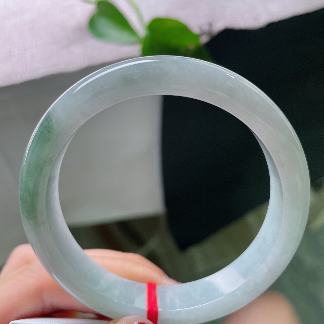 58.6/12.7/8，浅绿底正圈，一抹深色点缀，水润，肉质细腻，简约不简单，一点皮纹，57332a