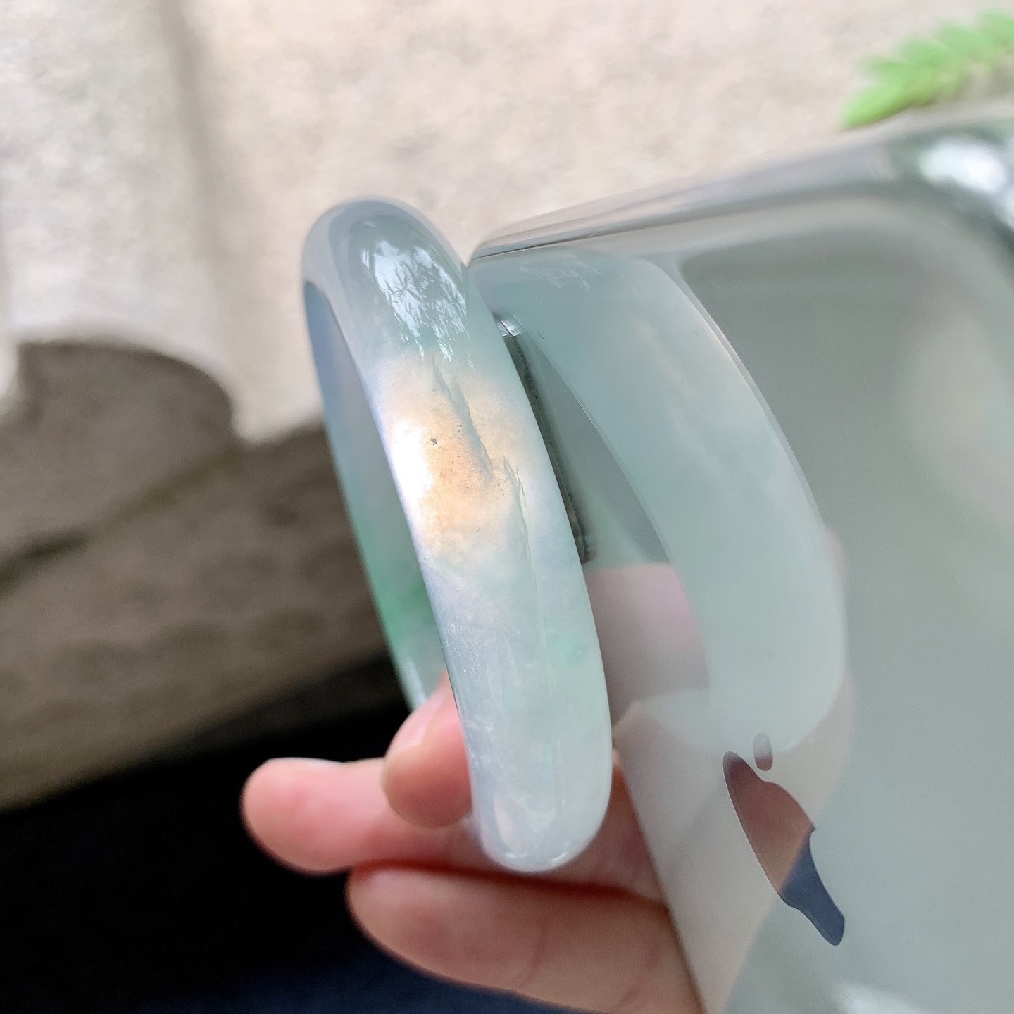 贵妃51 52，圈口52.6/46/12/7.2，编码N2081445，冰飘绿，清透，水润，种老，细腻，有纹线