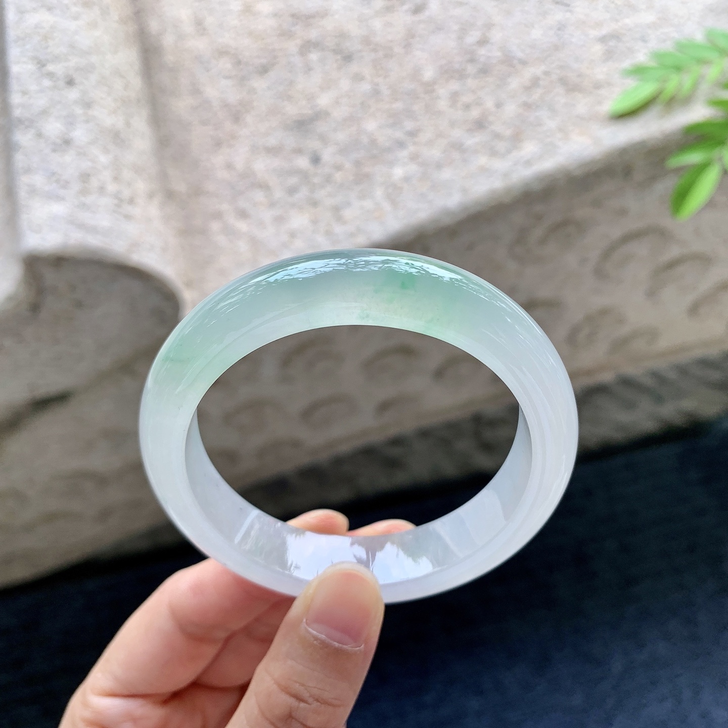 正圈52 53，圈口53.8/12.4/8.1，编码B2081455，描述糯冰飘绿，水润，种老，细腻，打灯有棉线
