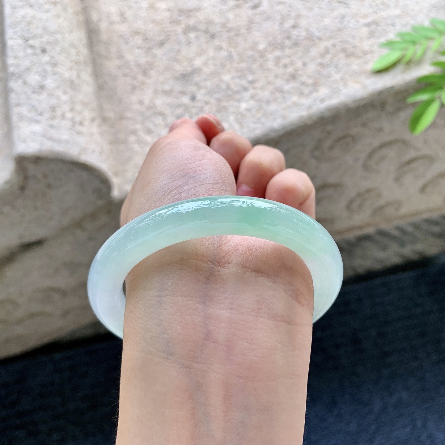 圆条54 55，圈口55.7/9.4/10，编码G3081409，描述冰糯飘阳绿，水润，种老，细腻，无裂。