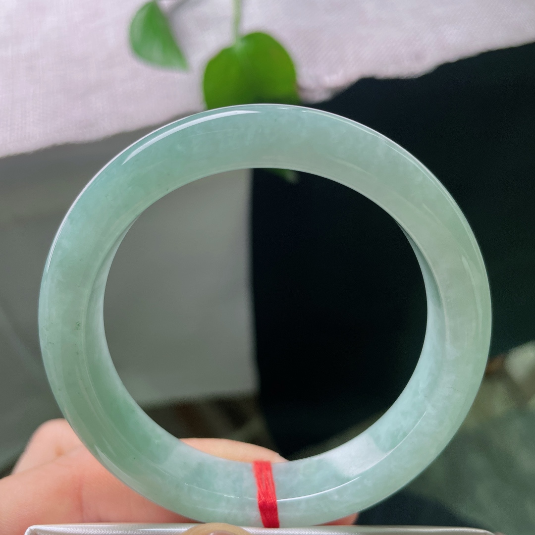 54.4/11.9/8.4，绿底正圈，一点皮纹，光泽温润，器型端庄大方，日常穿搭百搭耐看。ss56706a