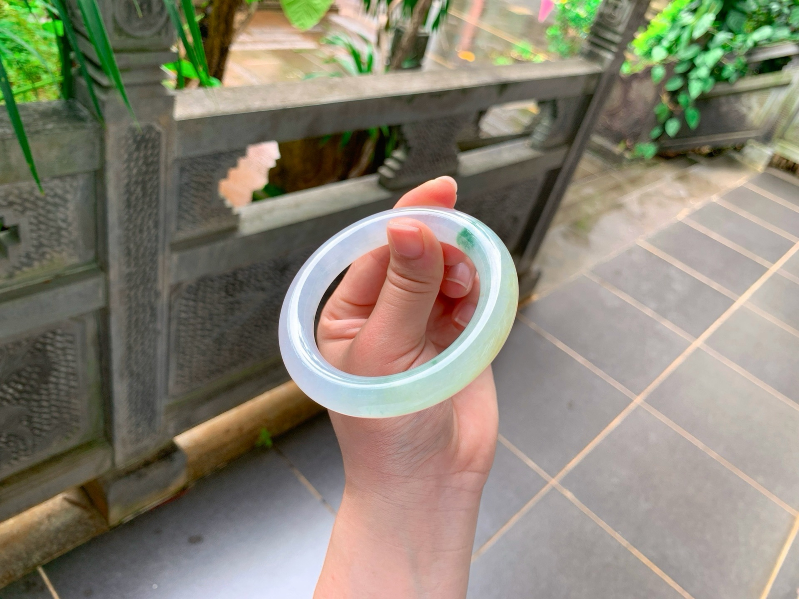 ｜57圈口
条粗：11.4
冰底三彩圆条福镯
经典圆条，上手温婉雅致，自带独特韵味