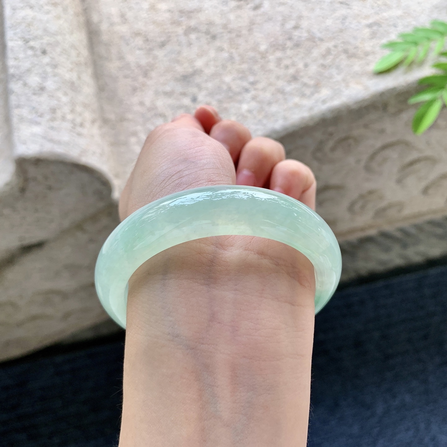 正圈54 55，圈口55/13.6/8.5，编码AD081407，冰糯淡绿，水润，种老，细腻，打灯有棉线