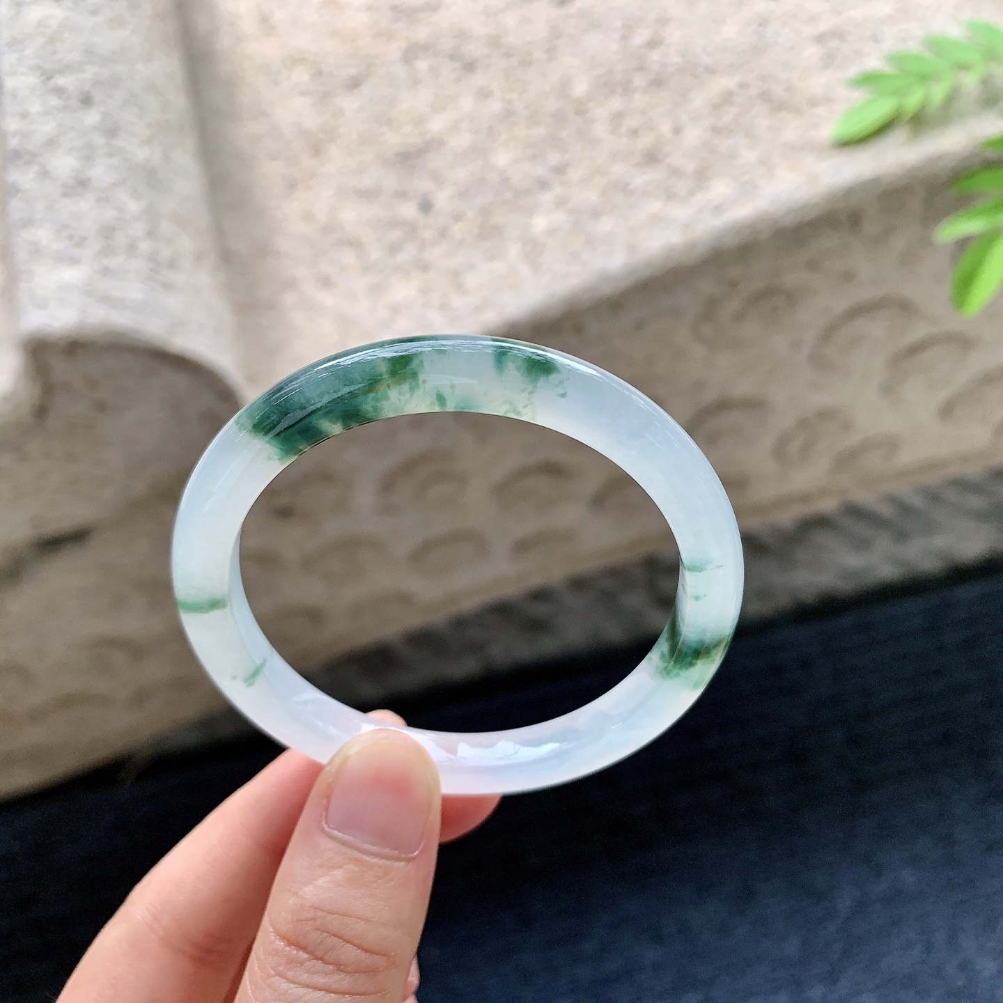 正圈51 52，圈口52.2/6.9/6.6，编码D6081452，冰糯飘花，水润，种老，细腻，有纹线。