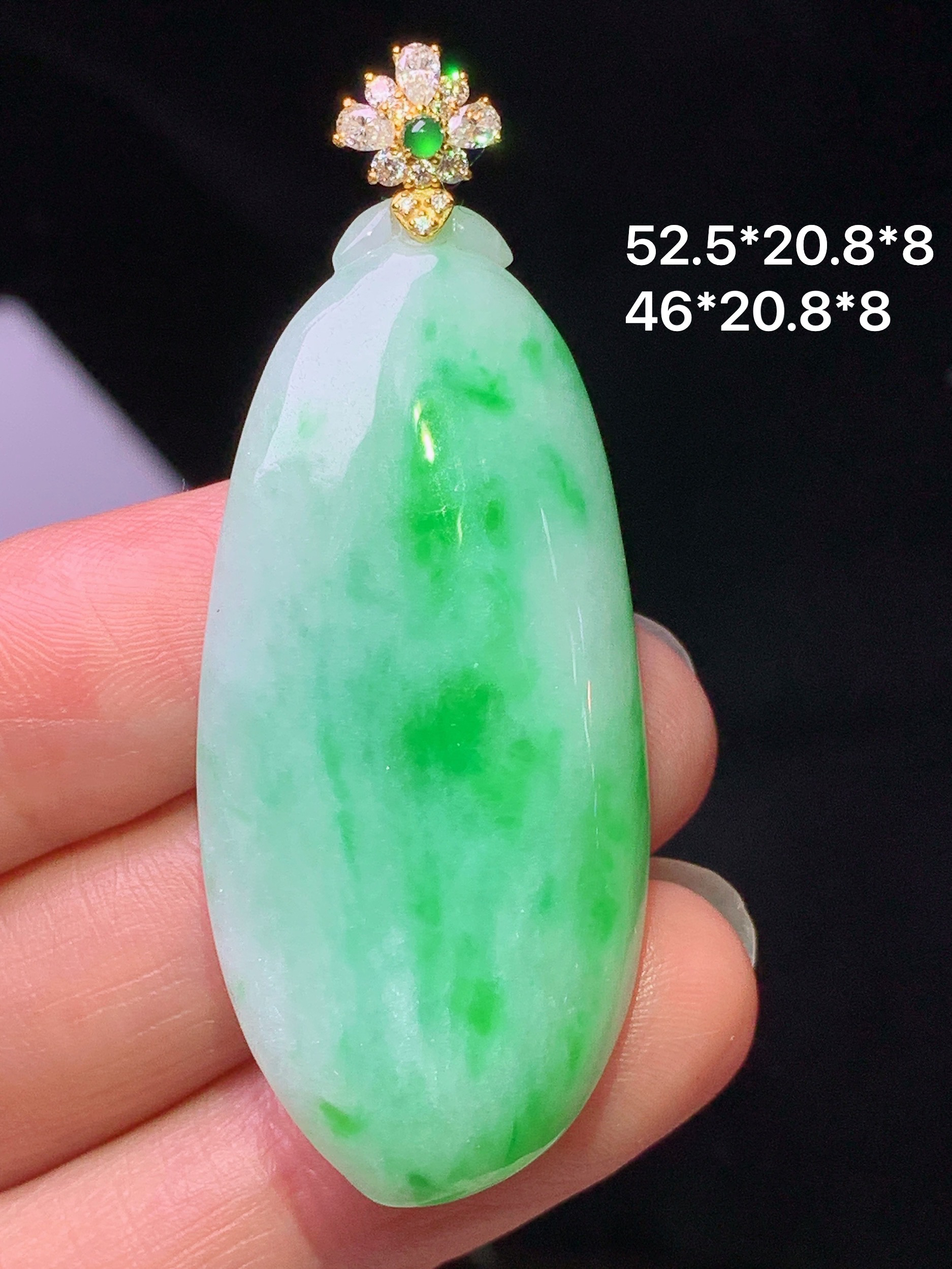 18k金钻镶嵌飘绿福瓜吊坠 玉质细腻 色泽艳丽清新 水润亮眼 整体尺寸52.5*20.8*8 e1