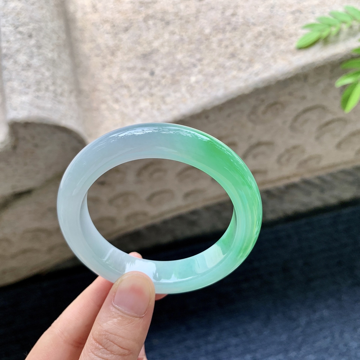 正圈51 52，圈口52/12.4/9，编码G3081404，描述冰糯阳绿，水润，种老，细腻，无裂。