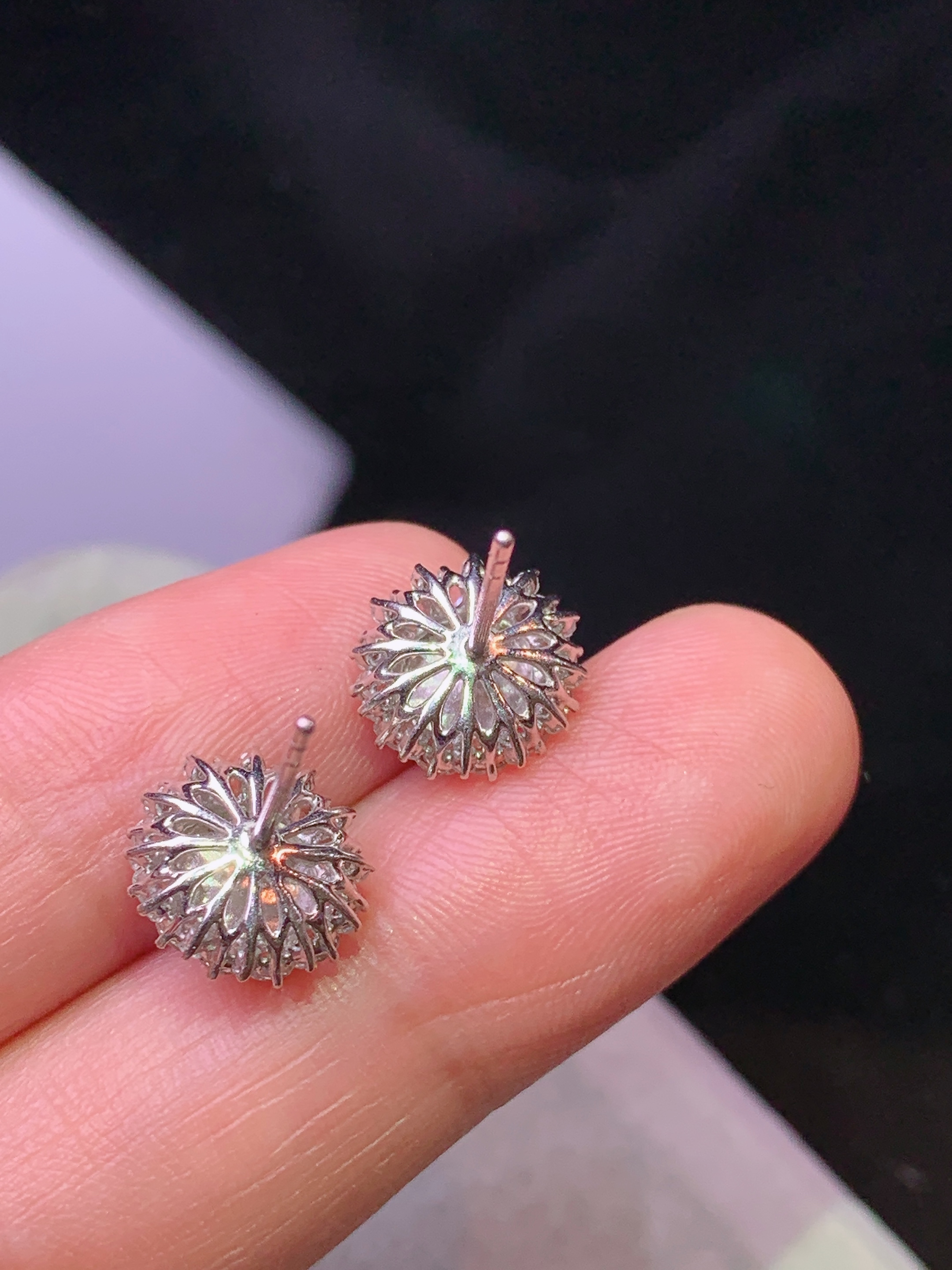 18k金钻镶嵌满绿蛋面耳钉 玉质细腻 色泽艳丽清新 水润亮眼 整体尺寸10.5*9.8*7.3 m7
