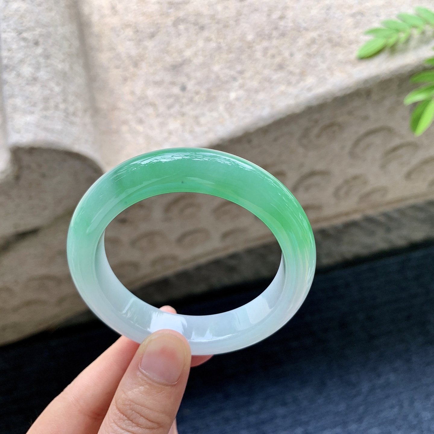 正圈51 52，圈口52/12.4/9，编码G3081404，描述冰糯阳绿，水润，种老，细腻，无裂。
