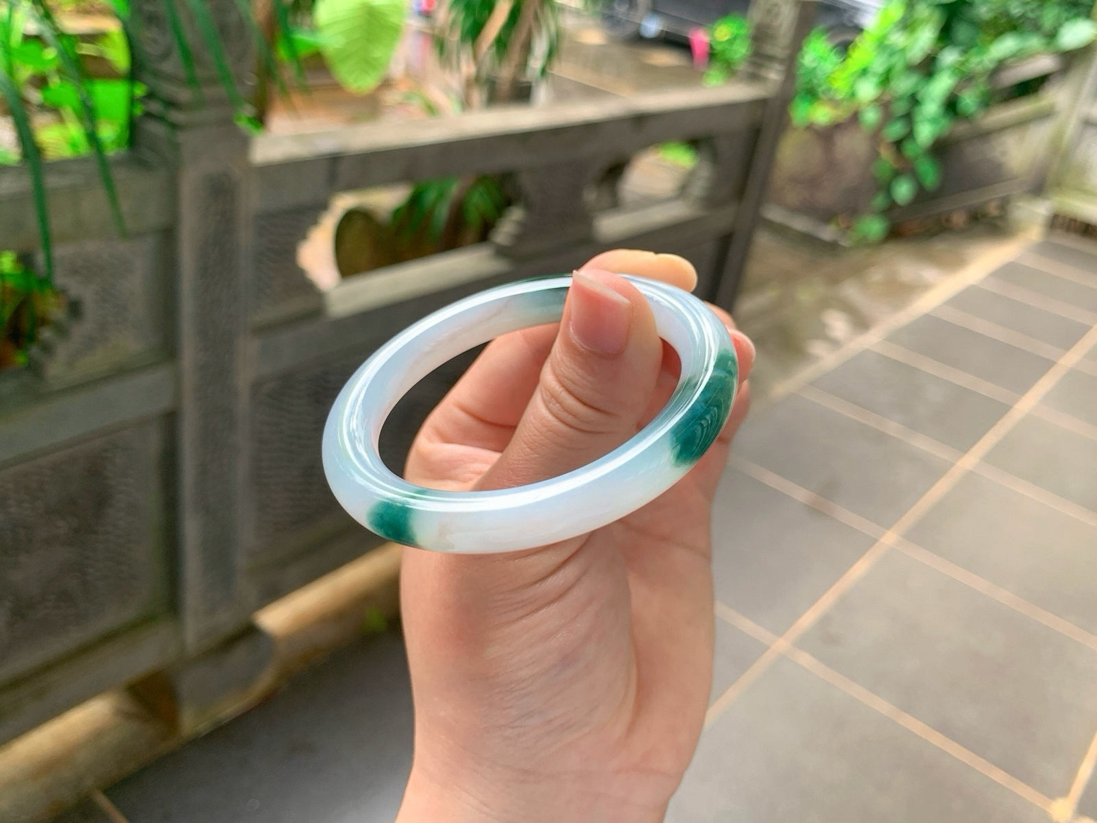 ｜51圈口
白冰飘花福镯
冰透白底，浓绿飘花随性晕染，意境感拉满，圆条版型温婉秀气