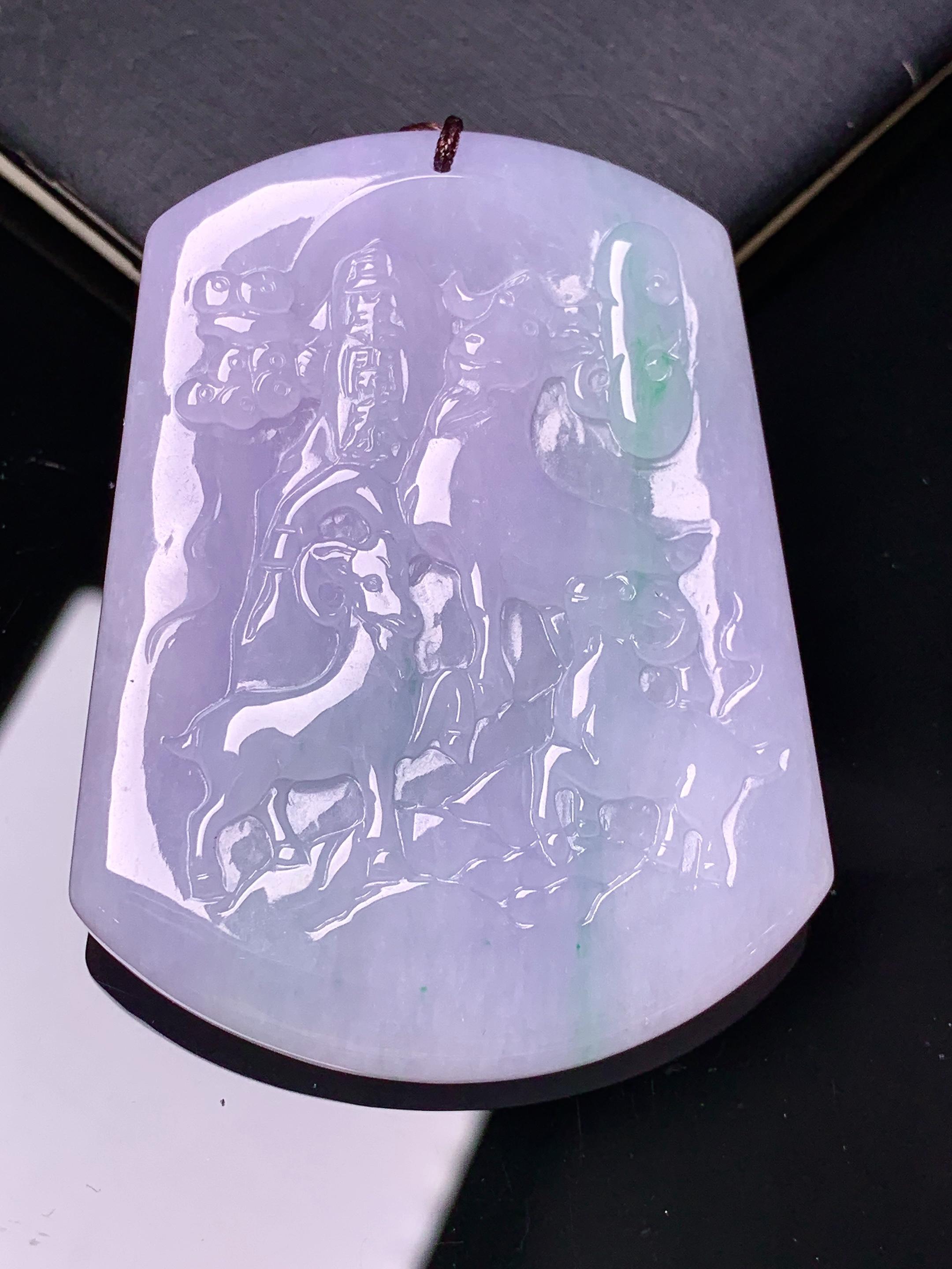 淡紫罗兰飘绿生肖羊吊坠 玉质细腻 色泽艳丽清新 水润亮眼 整体尺寸54.3*41.3*5.3 b2