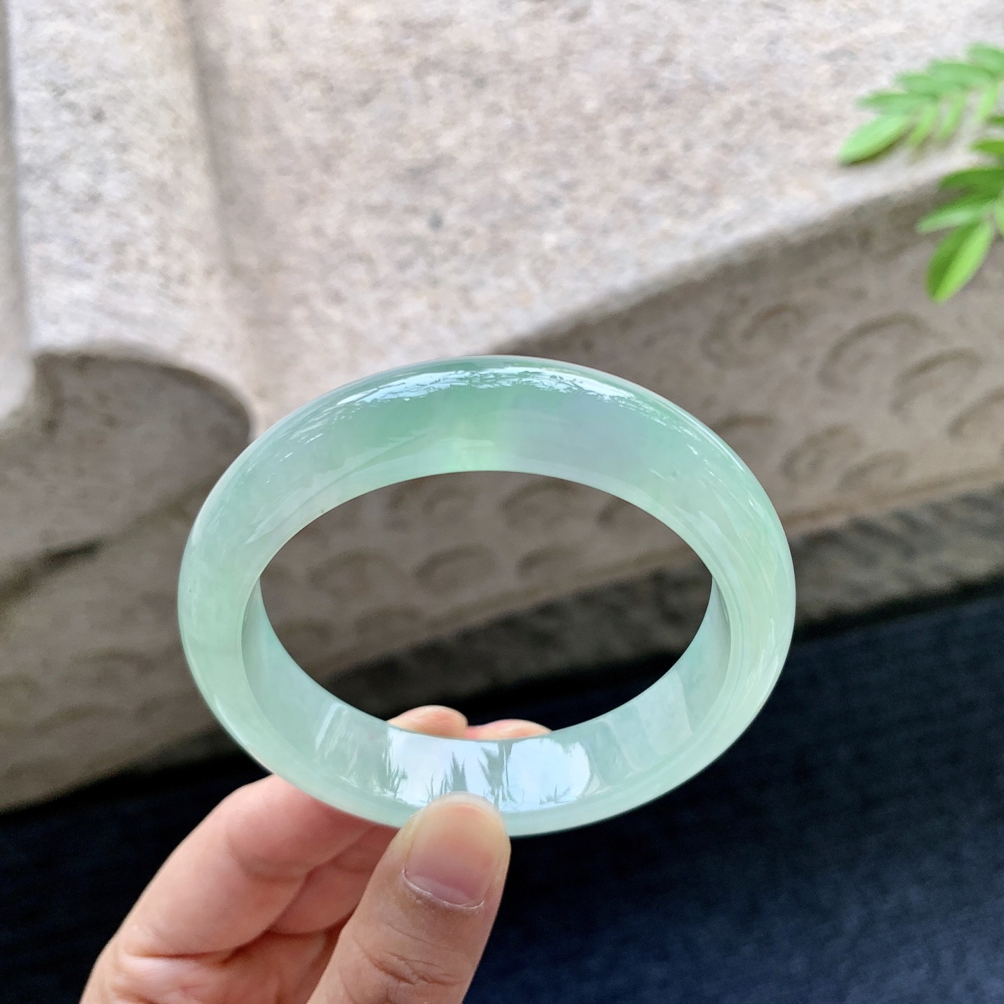正圈54 55，圈口55/13.6/8.5，编码AD081407，冰糯淡绿，水润，种老，细腻，打灯有棉线