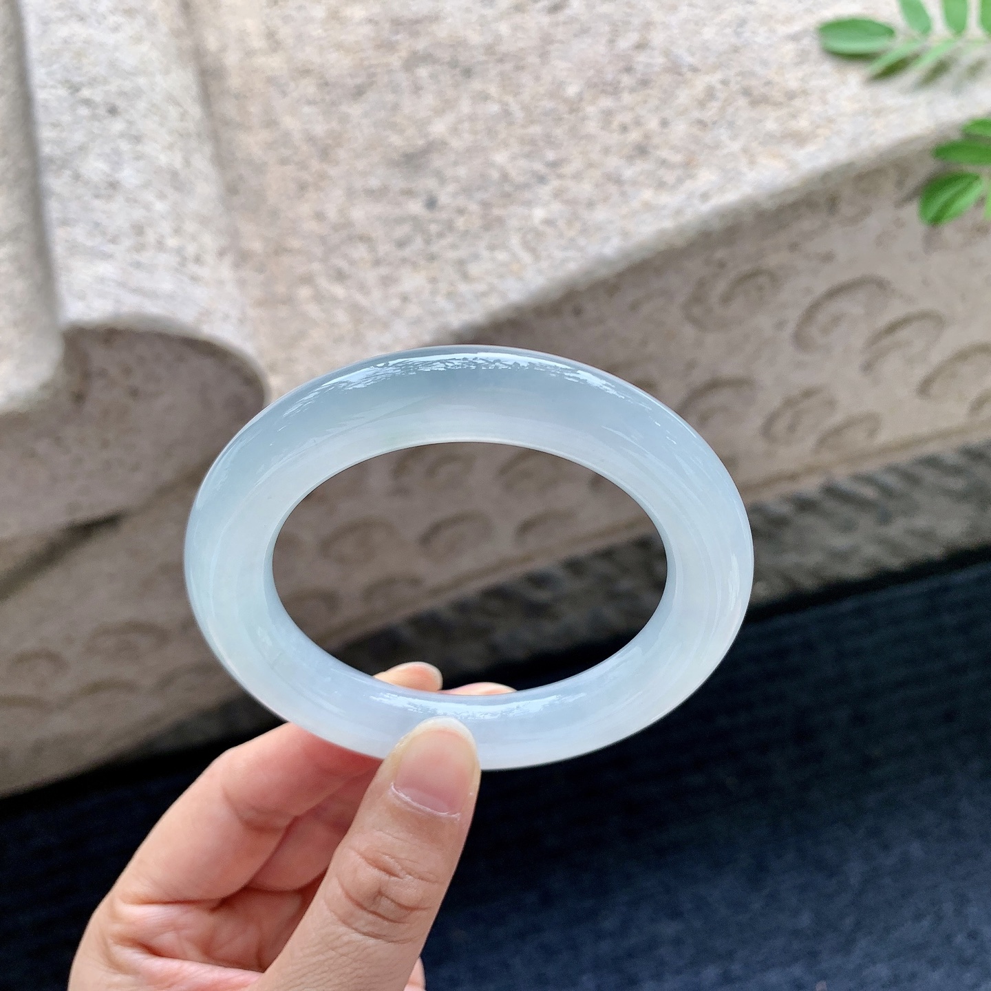 圆条54 55，圈口55.8/11.6/11.5，编码DW081488，糯冰底色飘绿，水润，种老，细腻，无裂。