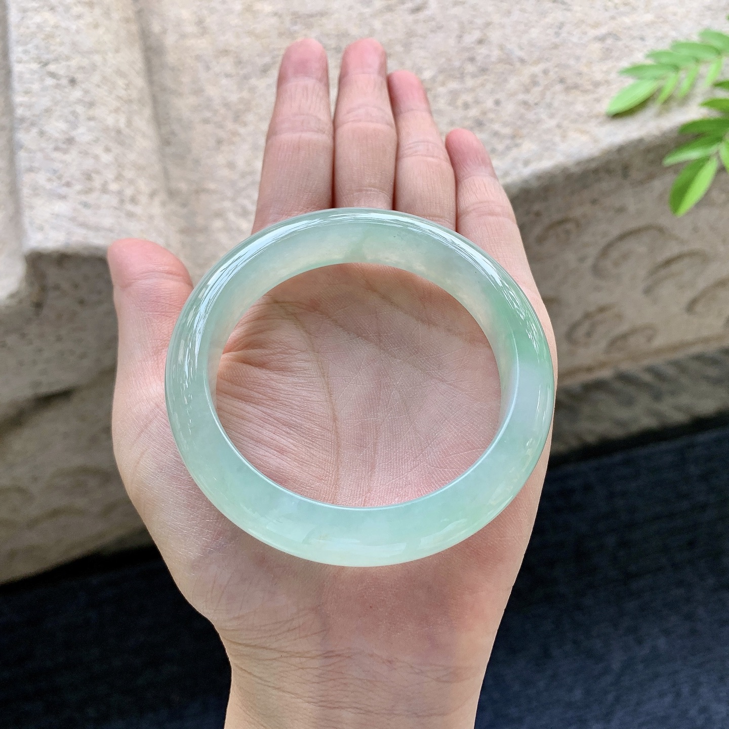 正圈54 55，圈口55/13.6/8.5，编码AD081407，冰糯淡绿，水润，种老，细腻，打灯有棉线