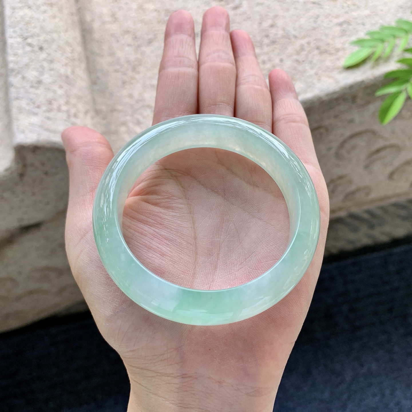 正圈54 55，圈口55/13.6/8.5，编码AD081407，冰糯淡绿，水润，种老，细腻，打灯有棉线