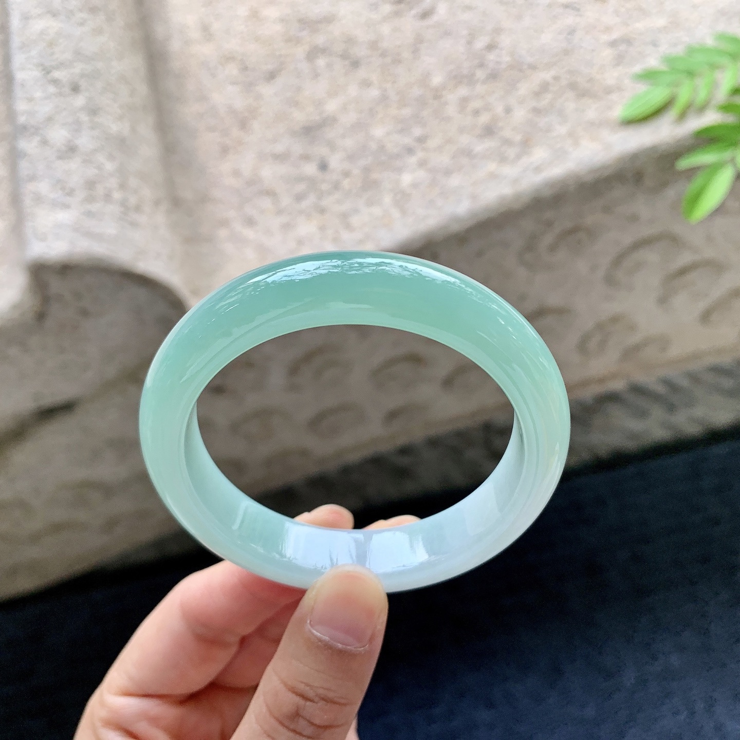 正圈51 52，圈口52.5/12/8，编码AD081401，描述细糯飘绿，水润，种老，细腻，打灯有棉线