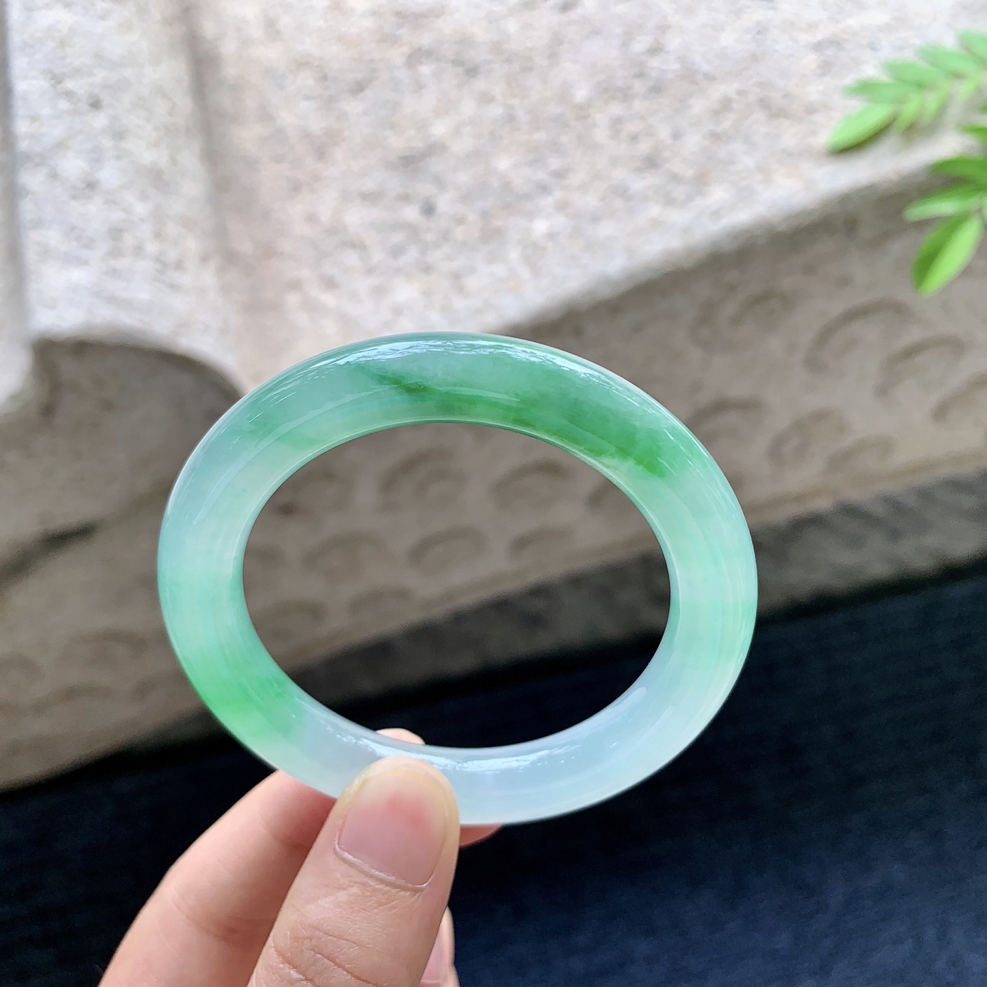 圆条49 50，圈口50.6/9.2/9.3，编码C5081450，描述：糯冰飘绿，水润，种老，细腻，打灯有纹线