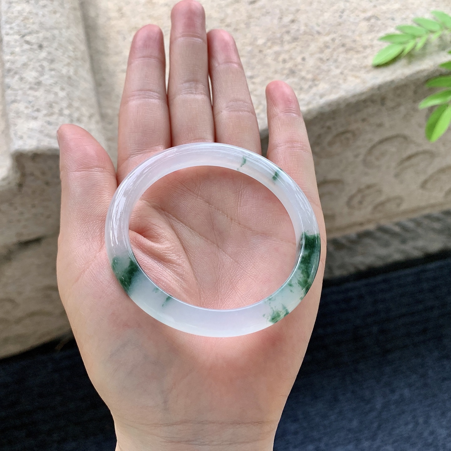 正圈51 52，圈口52.2/6.9/6.6，编码D6081452，冰糯飘花，水润，种老，细腻，有纹线。