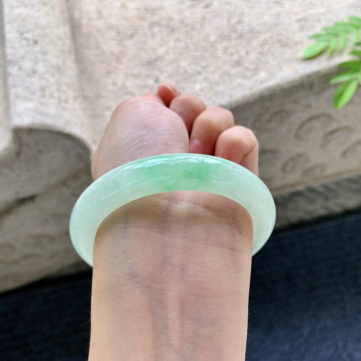 正圈53 54，圈口54.2/11/8.8，编码AD081416，描述：糯冰飘绿，水润，种老，细腻，无裂。