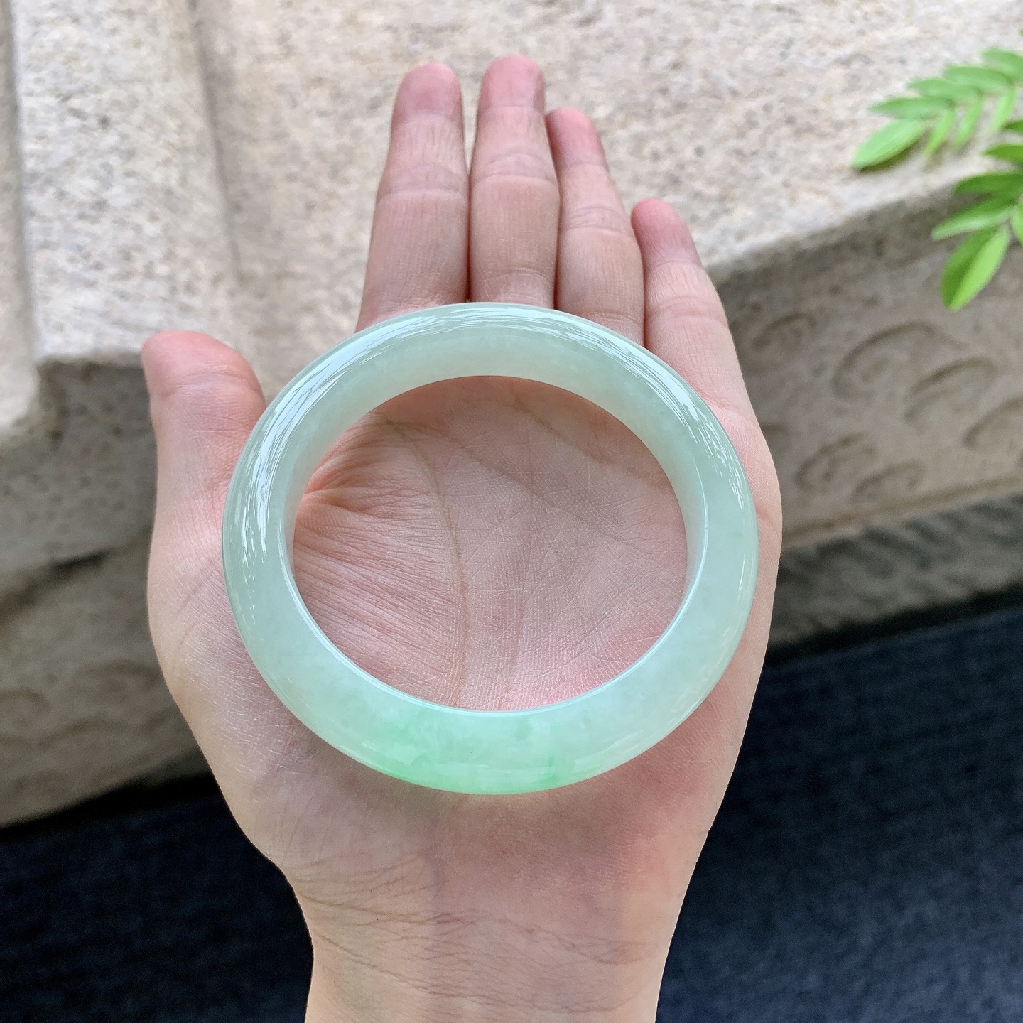 正圈53 54，圈口54.2/11/8.8，编码AD081416，描述：糯冰飘绿，水润，种老，细腻，无裂。