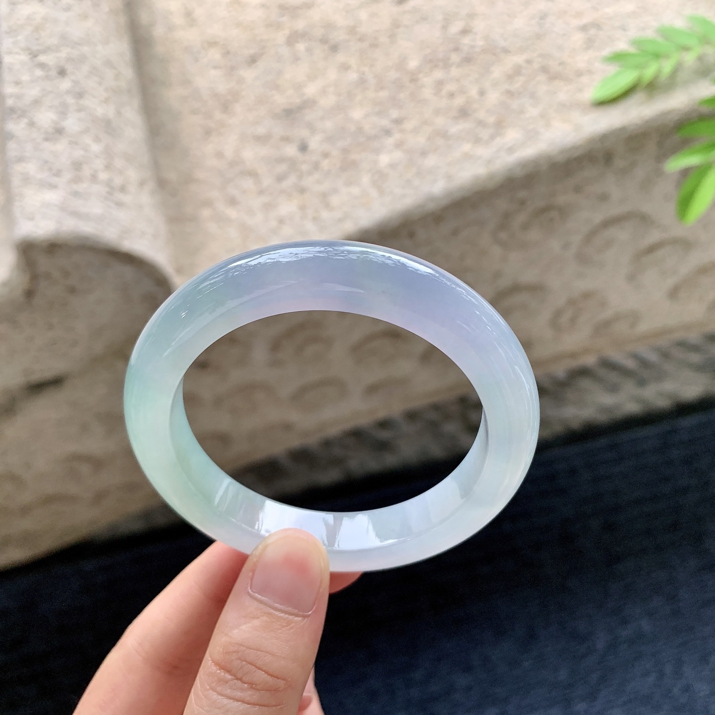 正圈52 53，圈口53.7/11/8.7，编码G3081406，描述冰糯春彩，水润，种老，细腻，无裂。