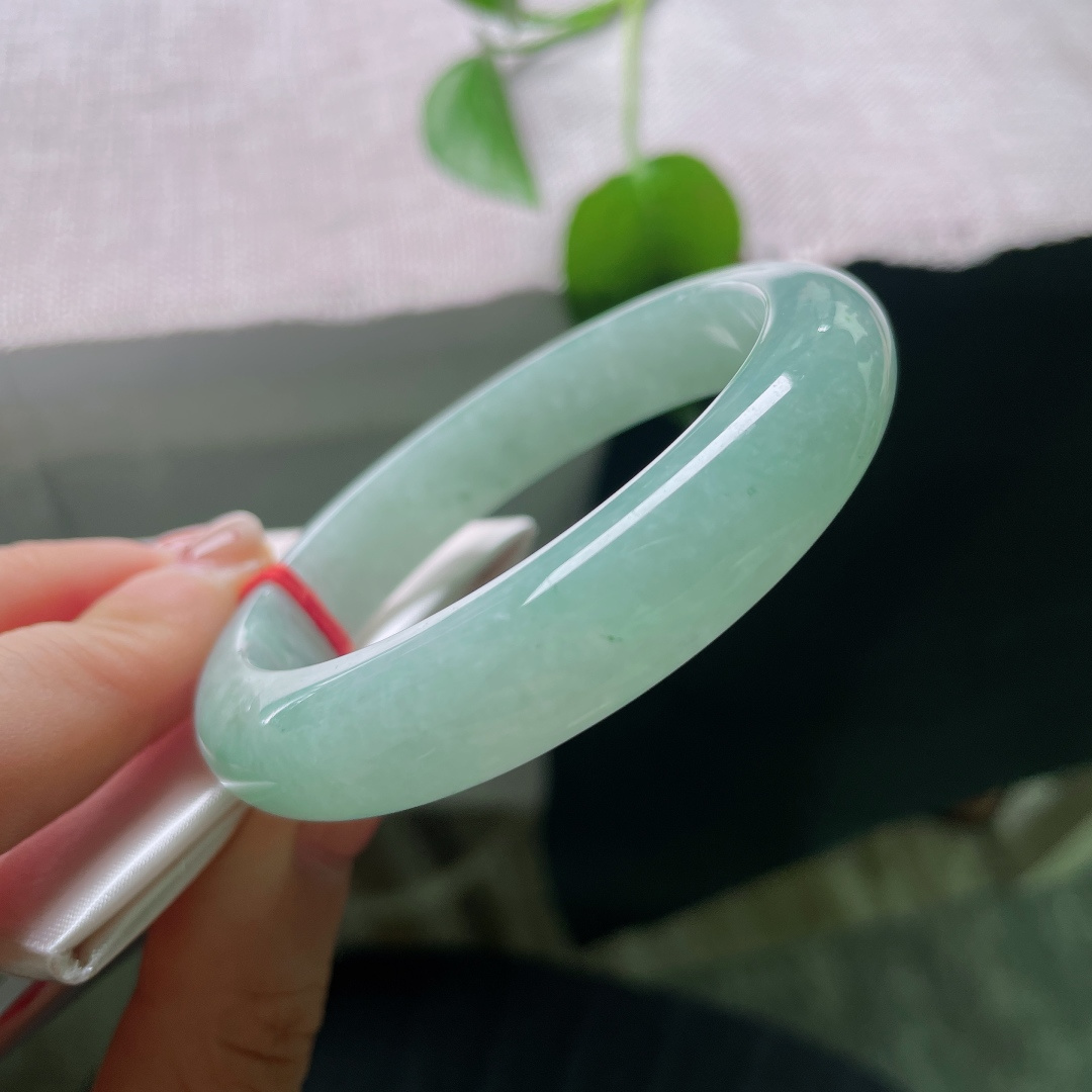 54.4/11.9/8.4，绿底正圈，一点皮纹，光泽温润，器型端庄大方，日常穿搭百搭耐看。ss56706a