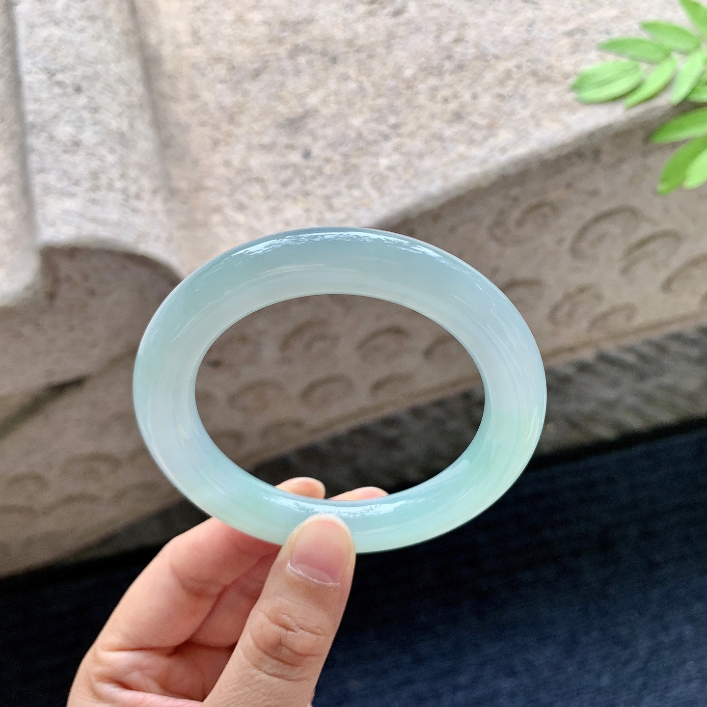 圆条54 55，圈口55.4/10.8/11，编码DW062623，冰糯晴绿，水润，种老，细腻，无裂。